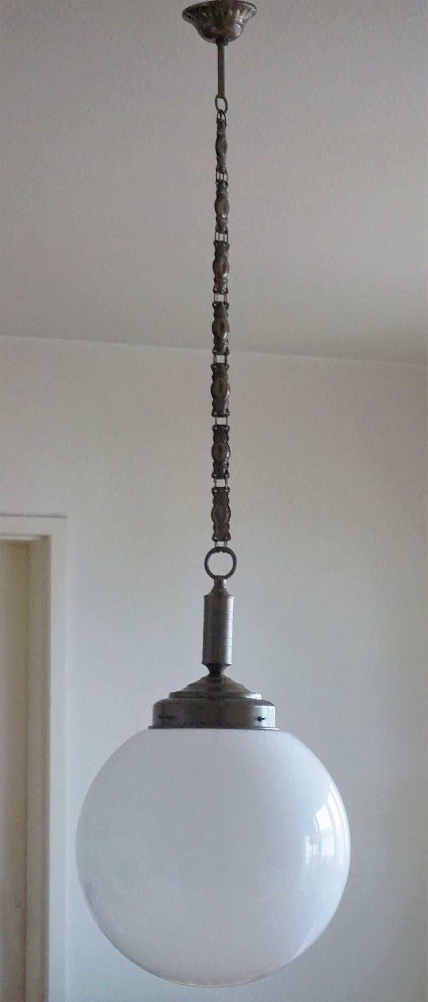 Paar mundgeblasene Opalglas-Kugelanhänger mit brünierten Messingfassungen, Kette und Baldachin, Italien, 1930-1939.
Eine E27-Porzellanfassung für eine große Glühbirne bis zu 100W.
Maße: Durchmesser 12