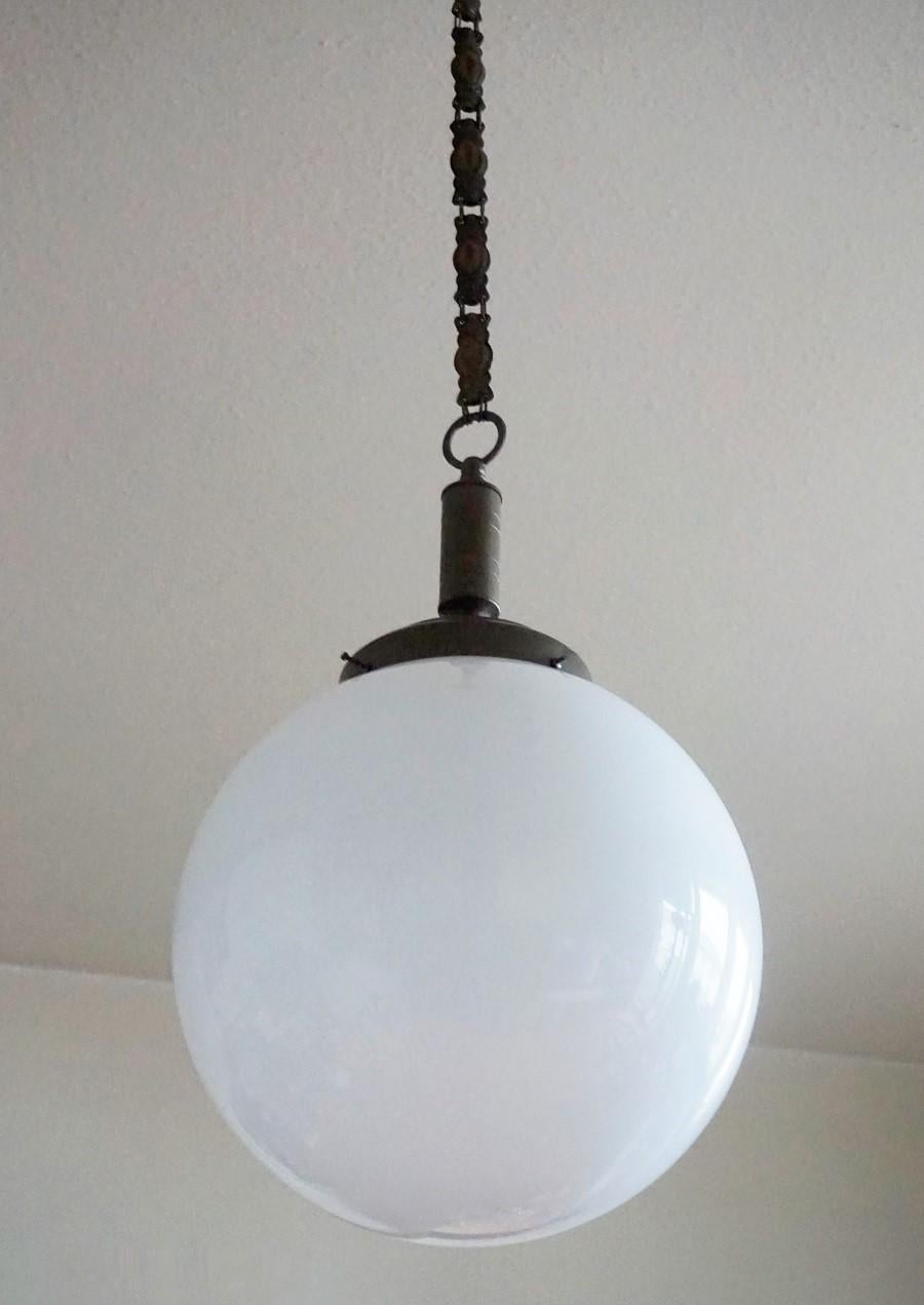 Paar italienische mundgeblasene Opalglas-Anhänger im Art-déco-Stil aus Opalglas, 1930-1939 (Art déco) im Angebot