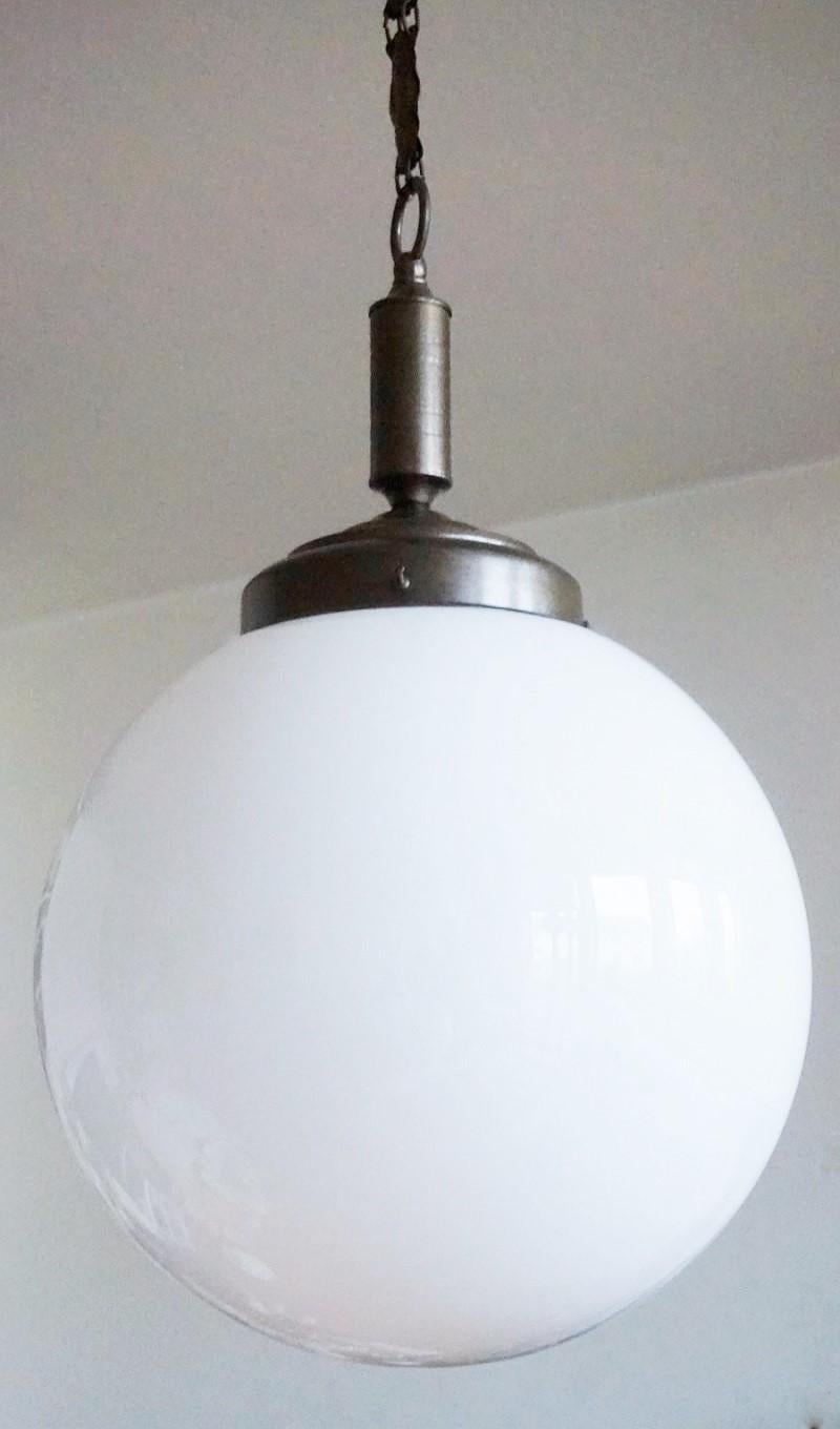 Paar italienische mundgeblasene Opalglas-Anhänger im Art-déco-Stil aus Opalglas, 1930-1939 (Poliert) im Angebot