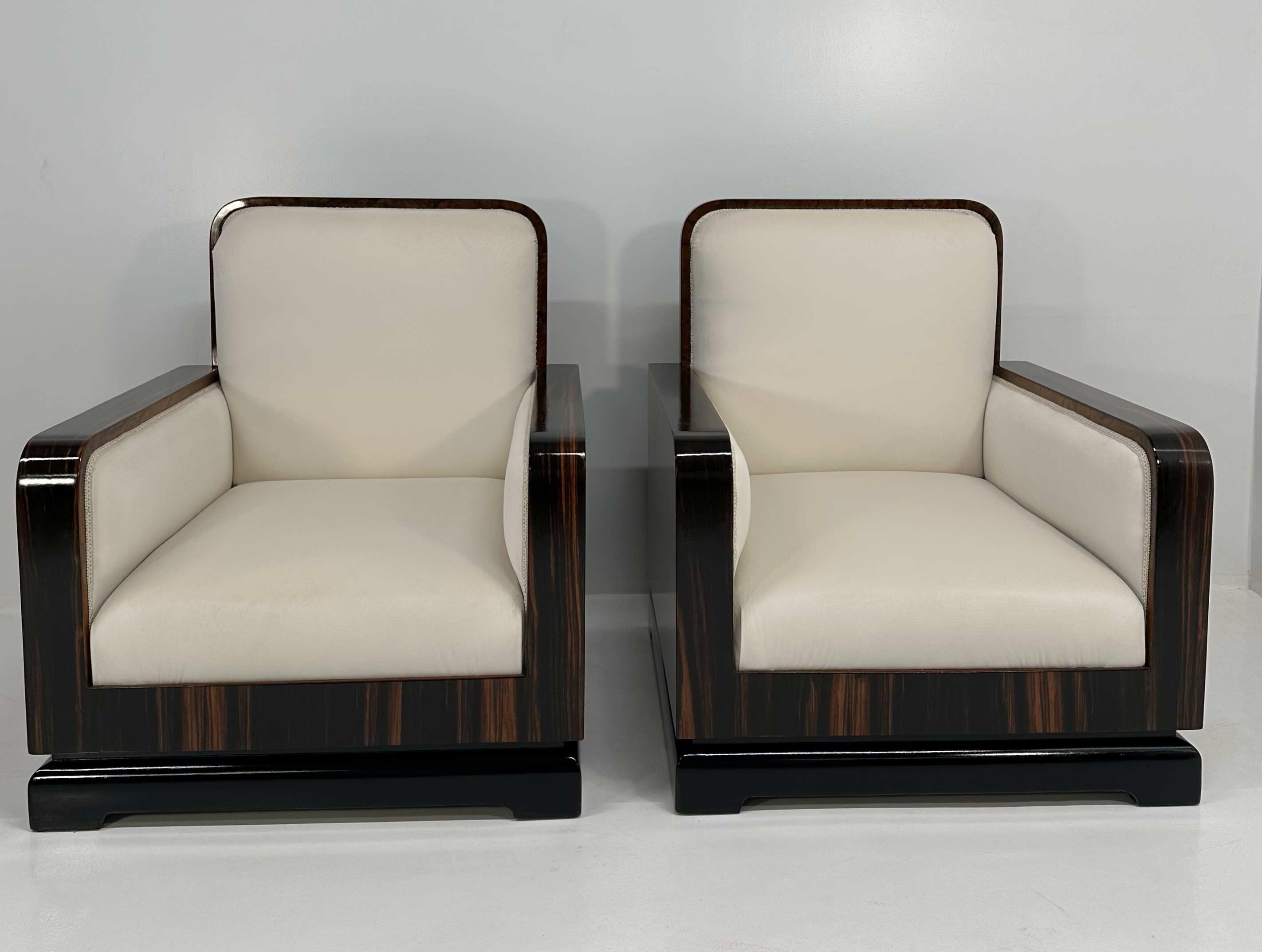 Cette magnifique paire de fauteuils de style Art déco a été produite en Italie dans les années 1930. 
Le dos et le profil sont en Ebano Macassar, les côtés sont en Noyer Racine et la base est laquée noire. Entièrement tapissé et retapissé en velours