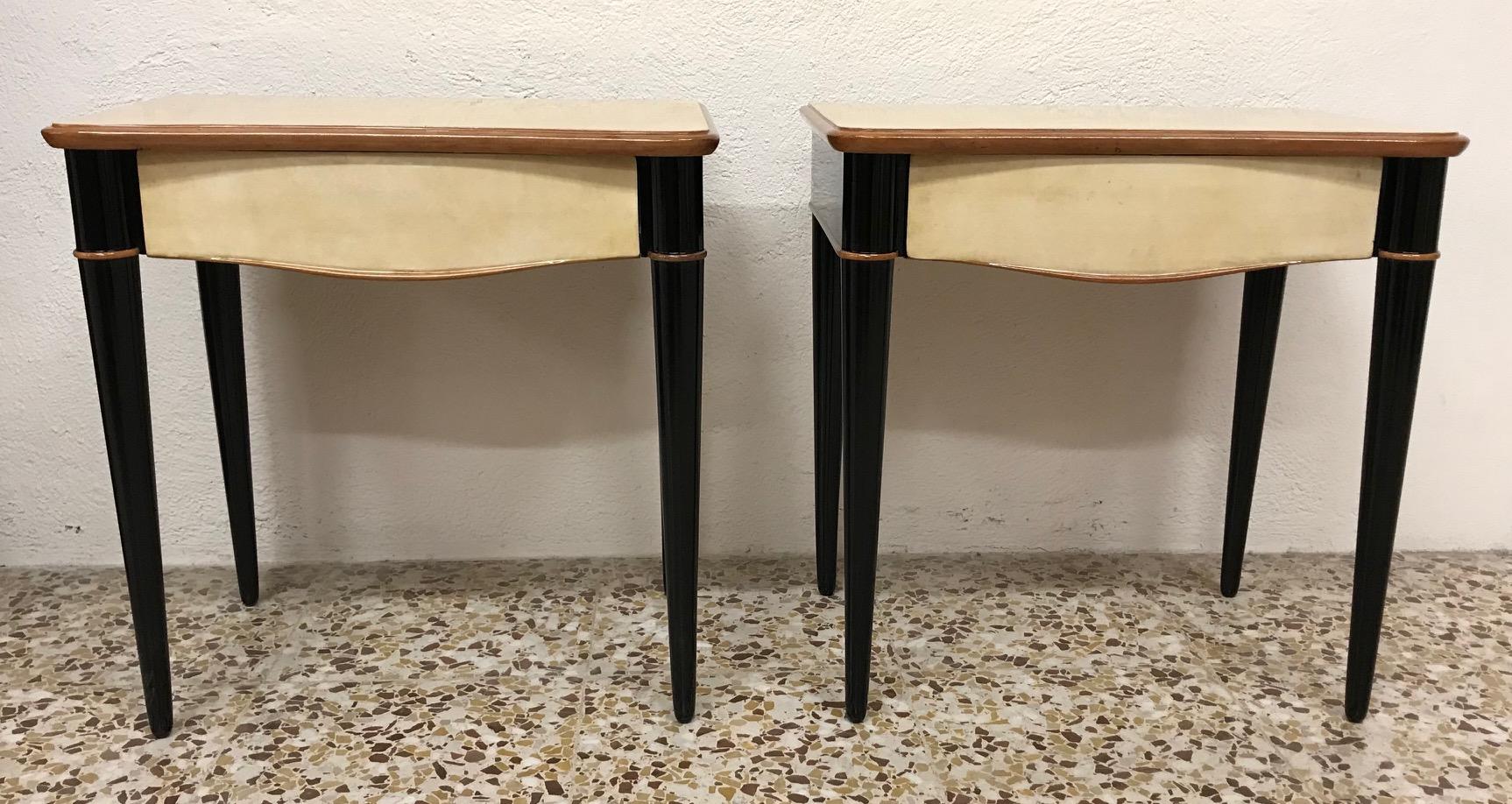 These bedside tables were made in Italy in the 1940s.
The top and the central drawer are covered in elegant parchment.
The edges are in maple while the legs and details are black lacquered.