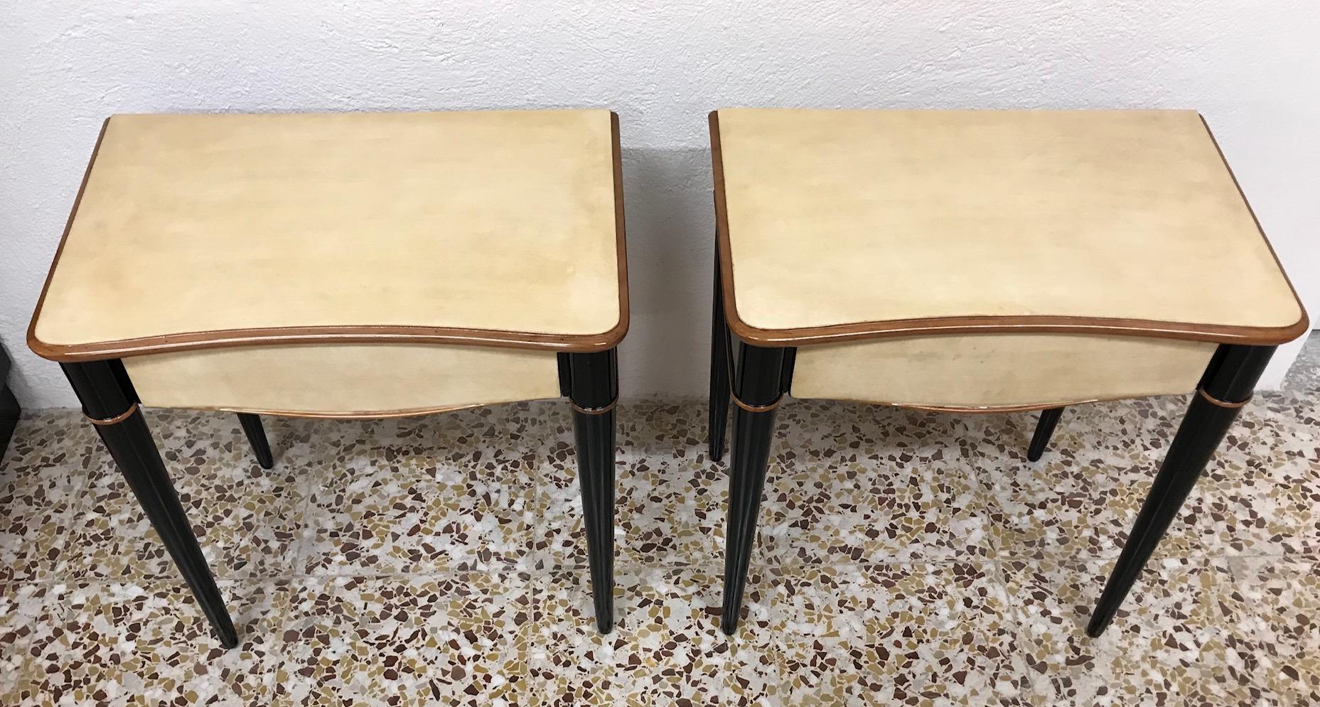Pair of Italian Art Deco Maple and Parchment Nightstands, 1940s (Art déco)