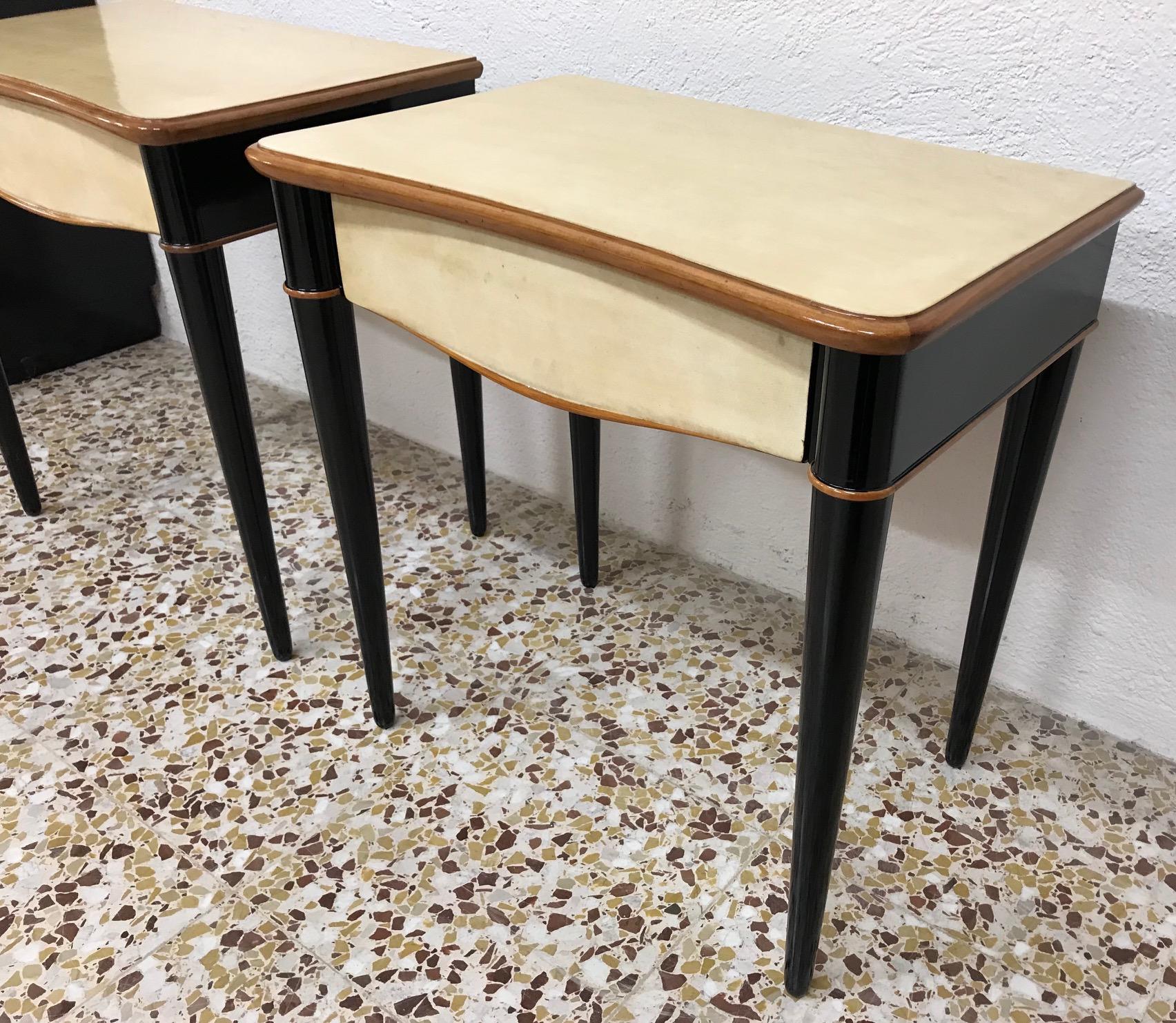 Pair of Italian Art Deco Maple and Parchment Nightstands, 1940s (Italienisch)