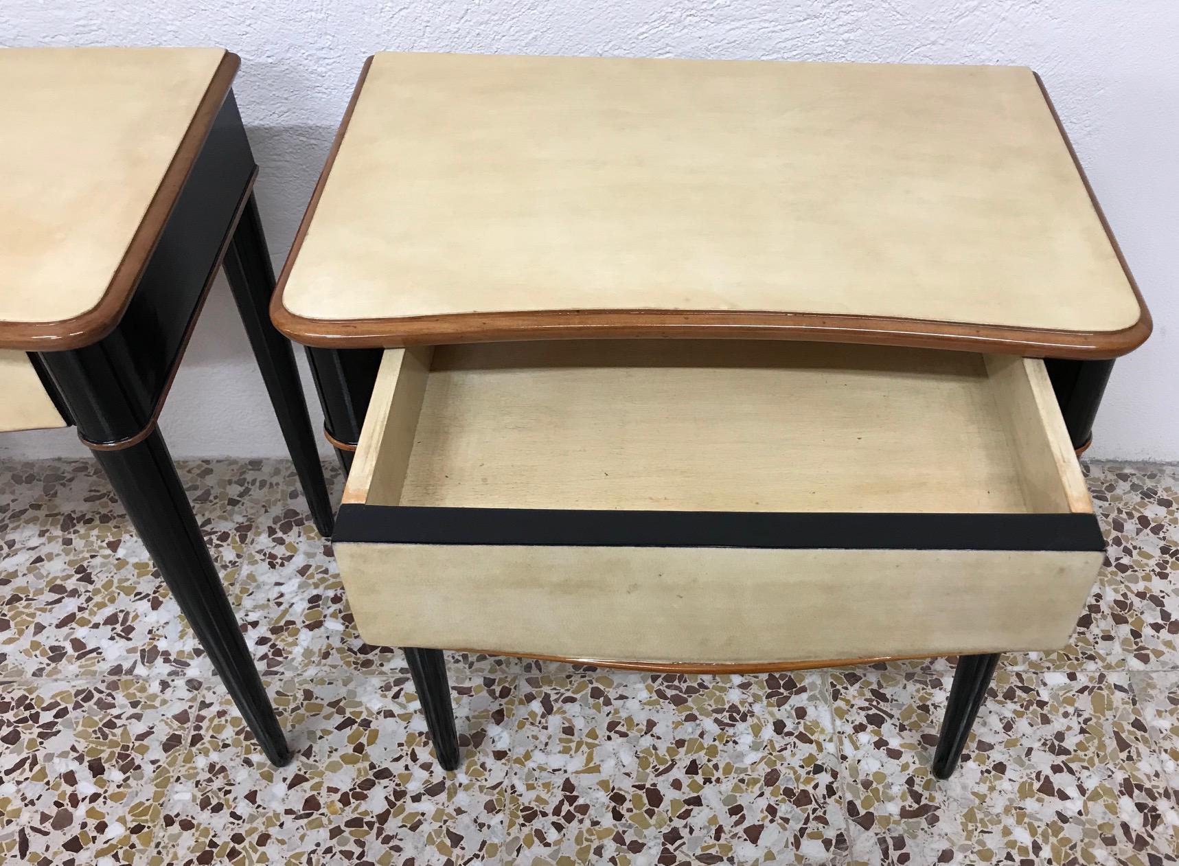 Pair of Italian Art Deco Maple and Parchment Nightstands, 1940s im Zustand „Gut“ in Meda, MB