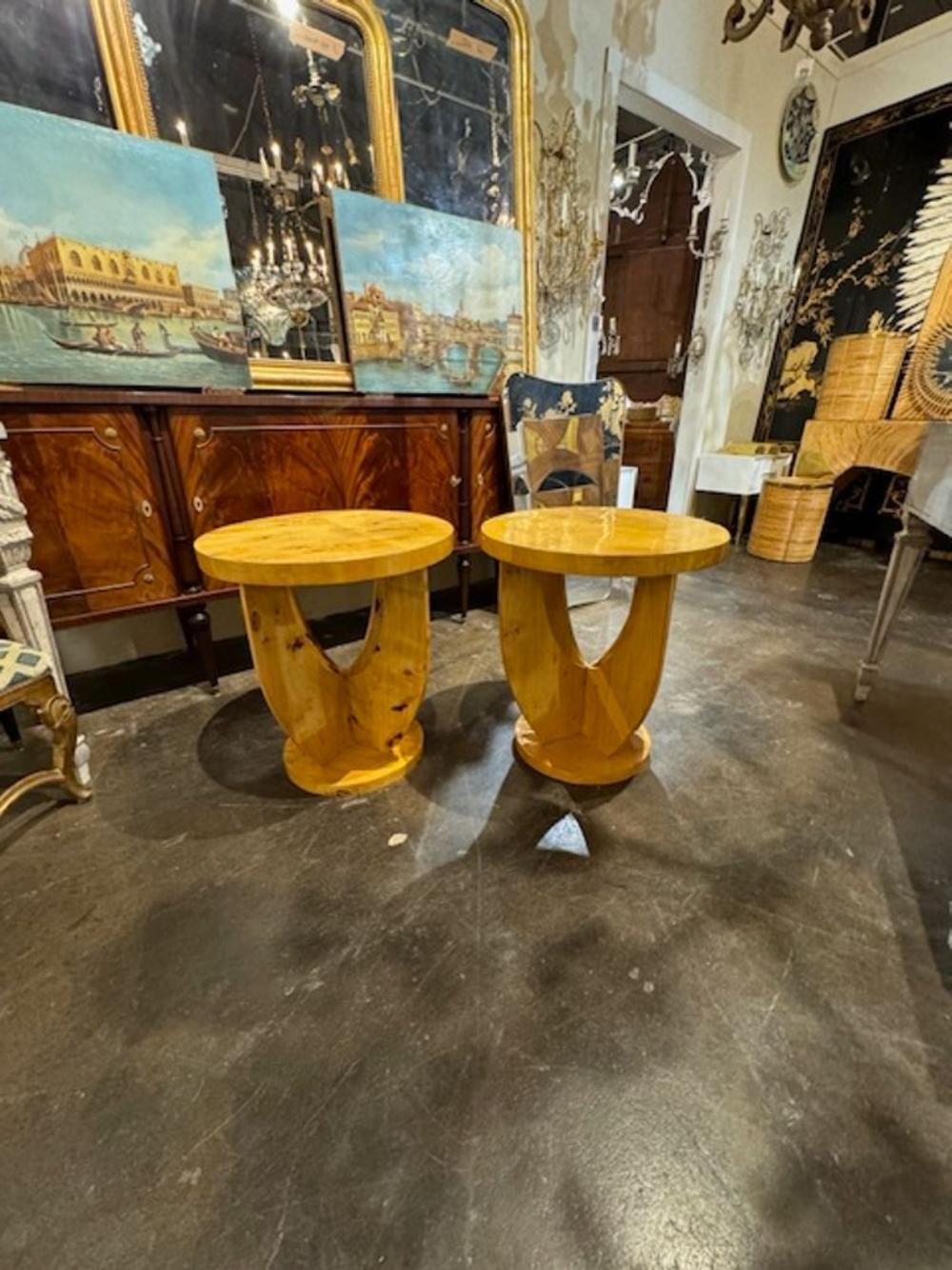Paar italienische Art-Déco-Beistelltische aus Ahorn aus der Mitte des 20. Jahrhunderts. Erzeugt ein sehr elegantes Aussehen! Wunderschön! CIRCA 1970
23b x 25h