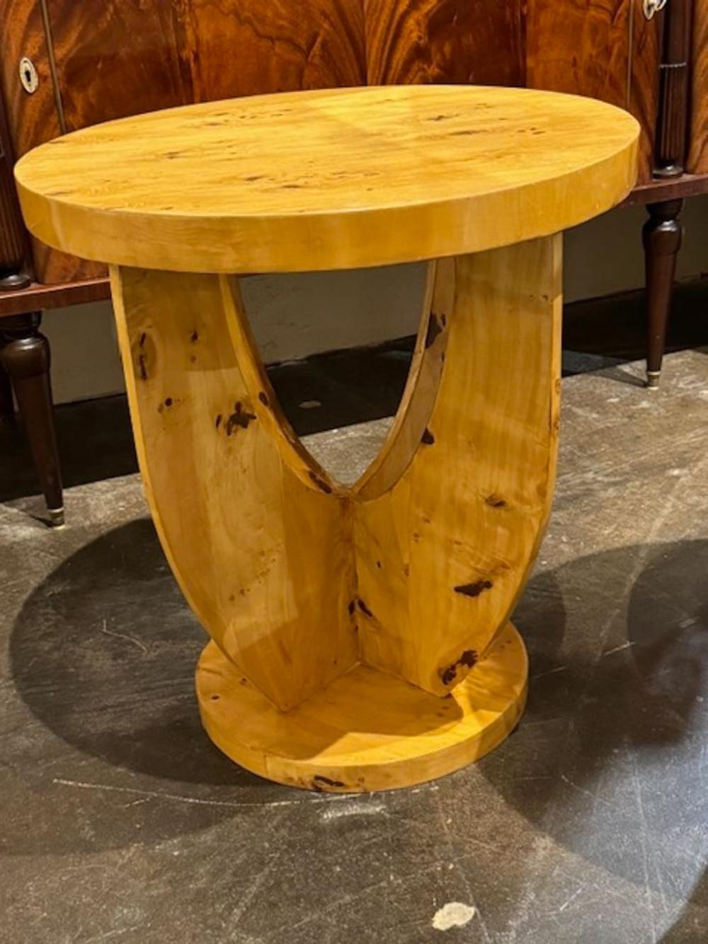 Paar italienische Art-Déco-Beistelltische aus Ahorn (Art déco) im Angebot