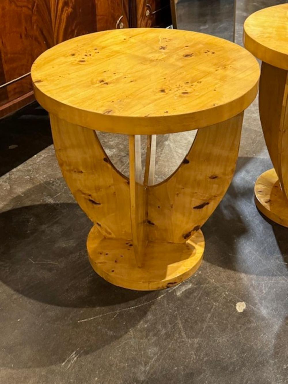 Paar italienische Art-Déco-Beistelltische aus Ahorn (Italienisch) im Angebot