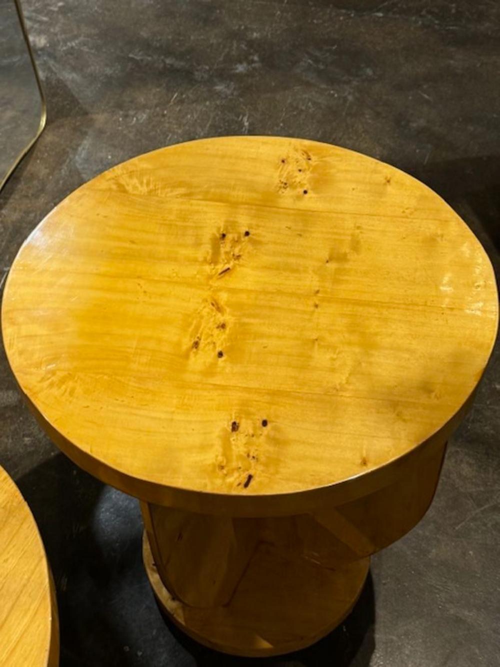 Paar italienische Art-Déco-Beistelltische aus Ahorn (20. Jahrhundert) im Angebot