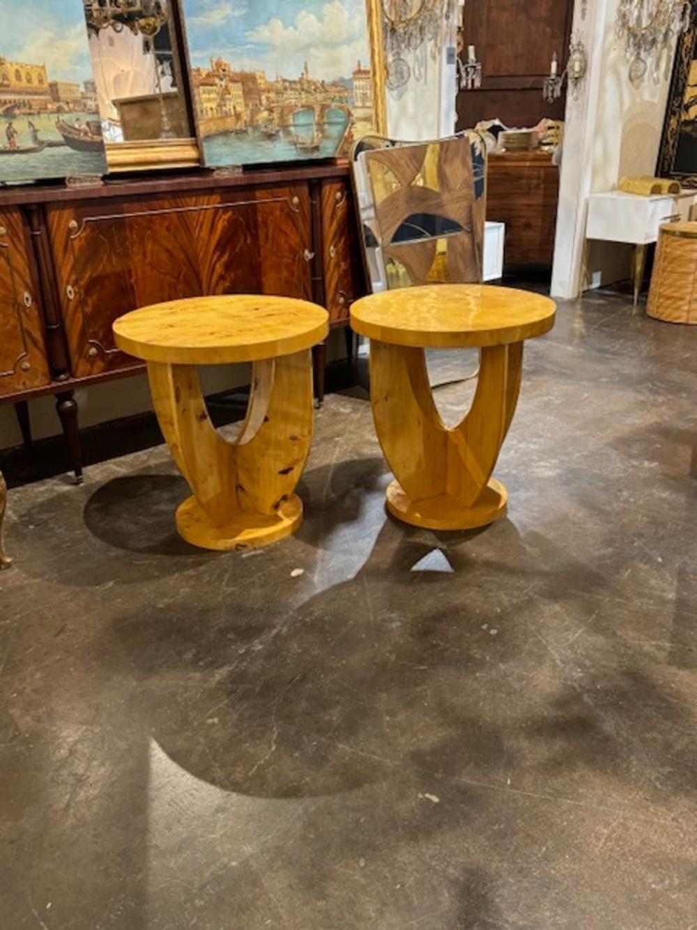Paar italienische Art-Déco-Beistelltische aus Ahorn (Ahornholz) im Angebot