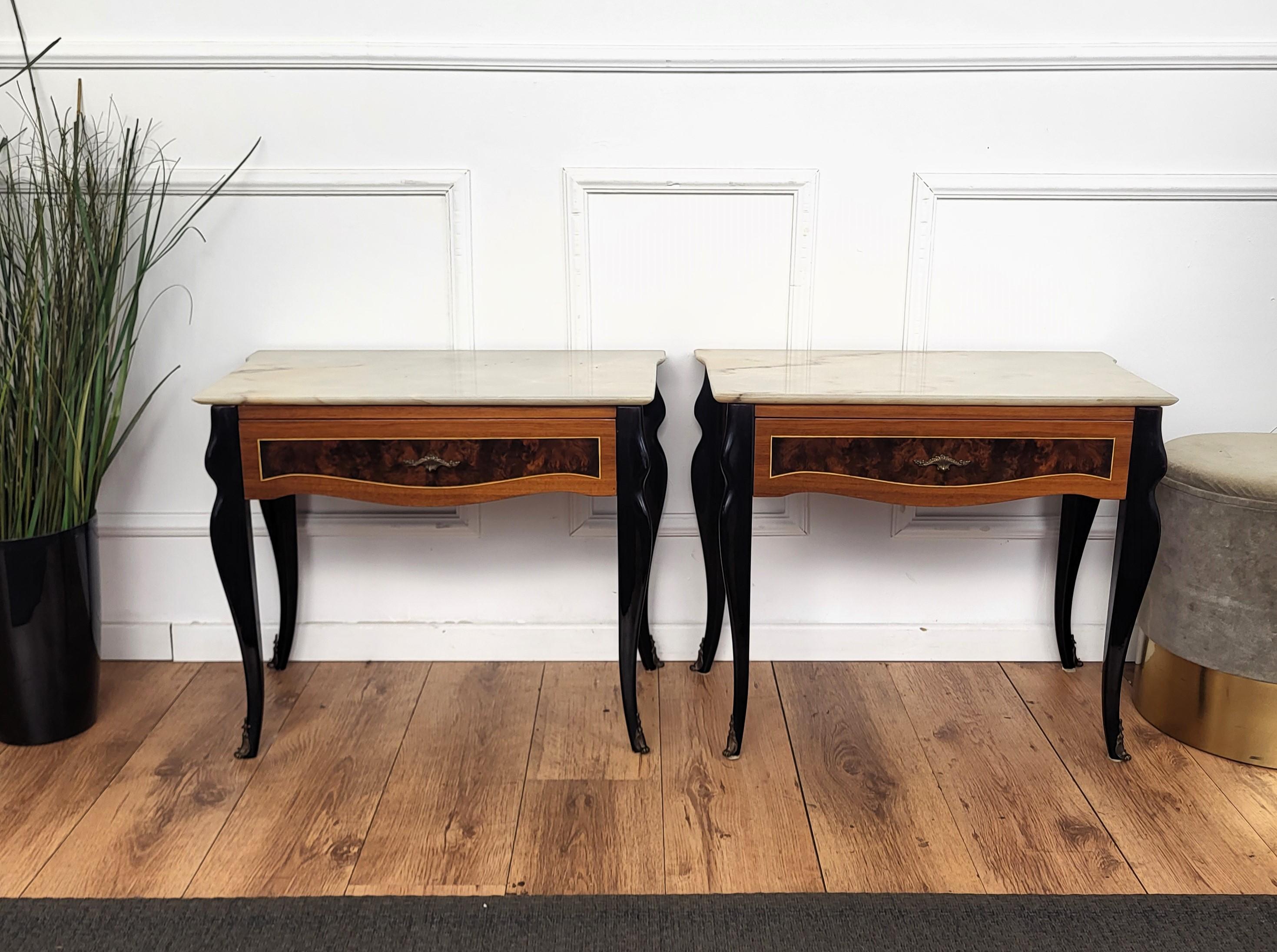 Pareja de mesillas de noche italianas Art Decó con tapa de mármol y marquetería de madera en Bueno estado para la venta en Carimate, Como