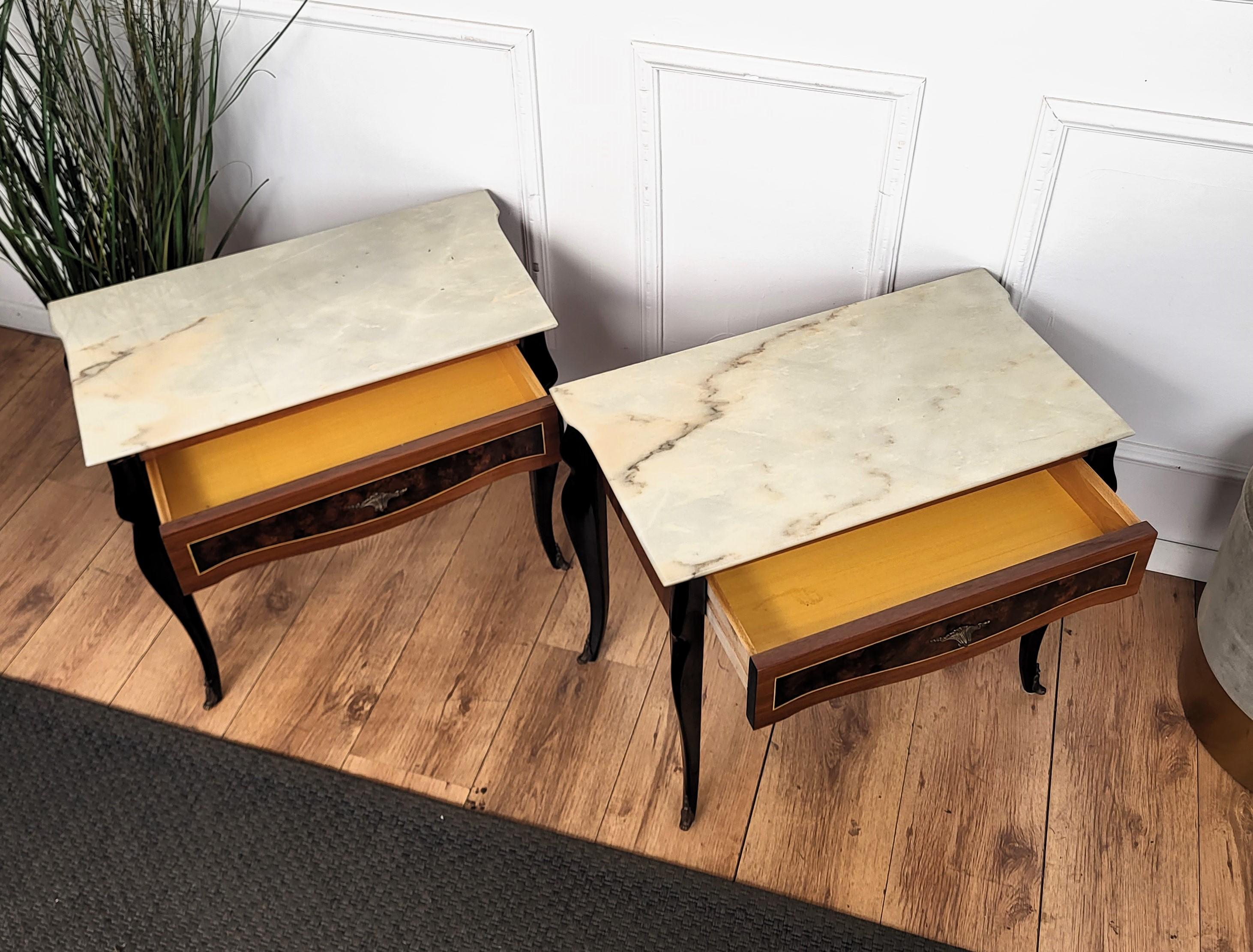 Pareja de mesillas de noche italianas Art Decó con tapa de mármol y marquetería de madera siglo XX en venta