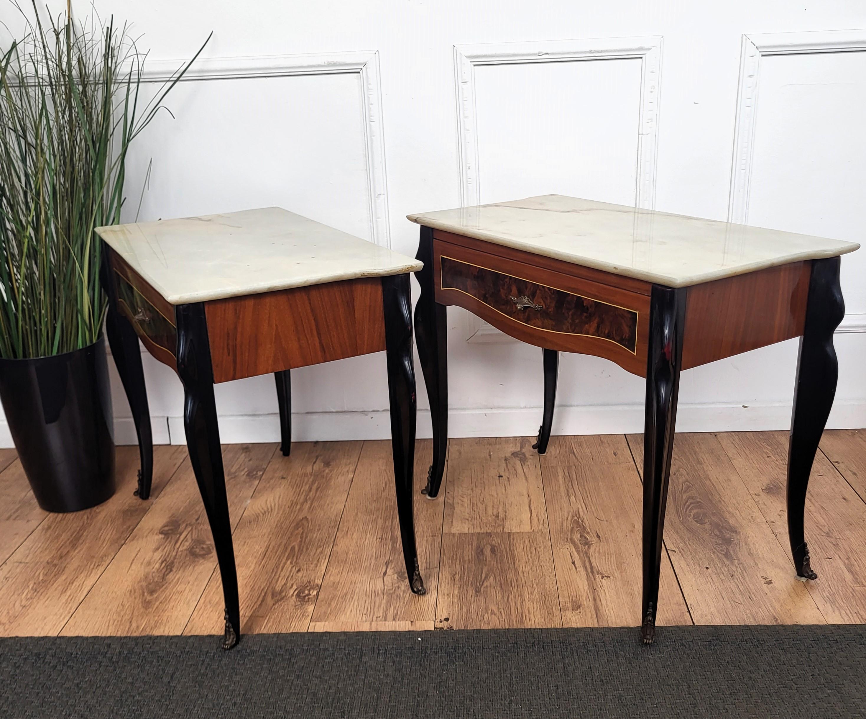 Pareja de mesillas de noche italianas Art Decó con tapa de mármol y marquetería de madera Latón en venta