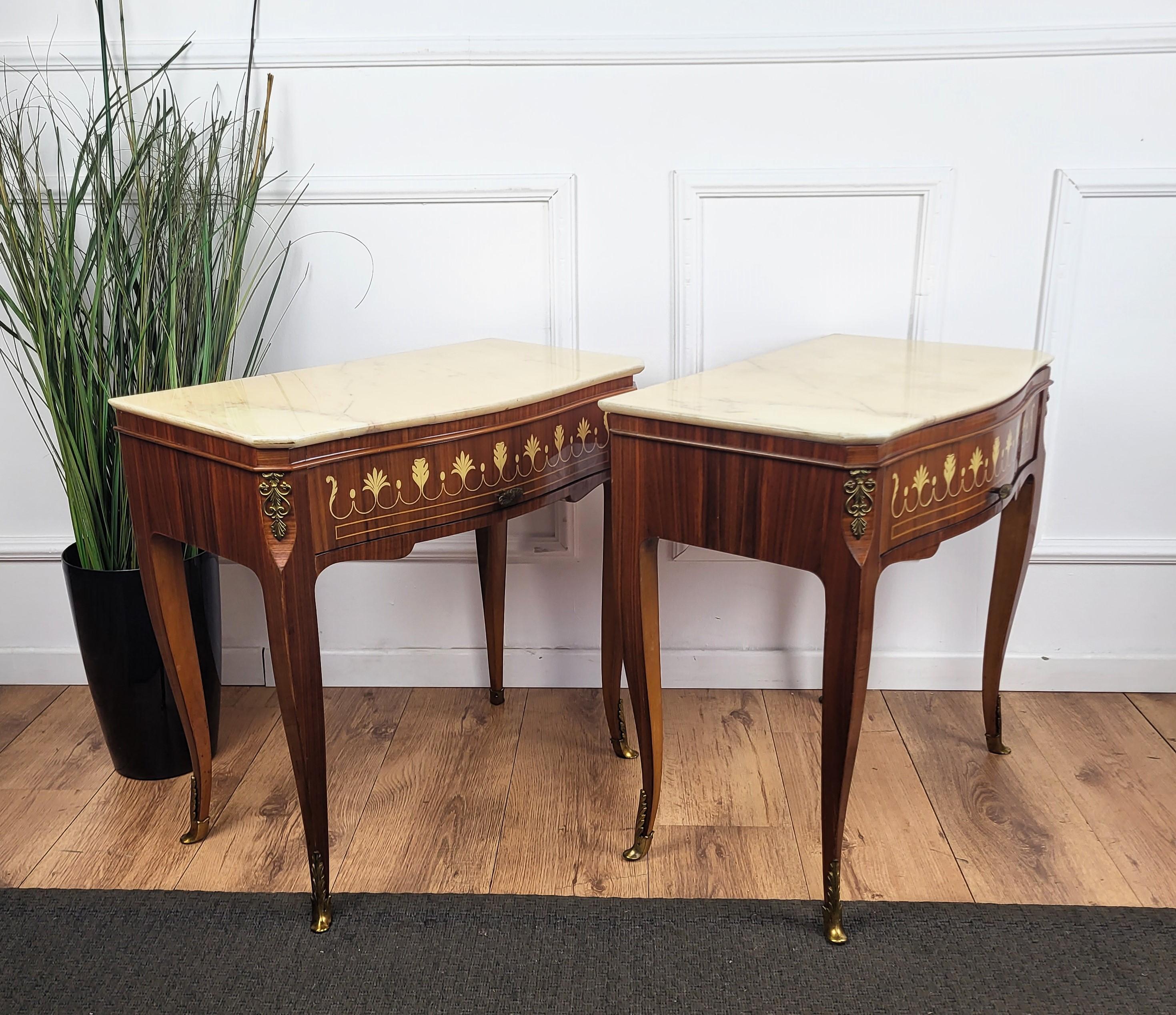 Paire de tables de chevet italiennes Art Déco en marqueterie de bois avec plateau en marbre en vente 1