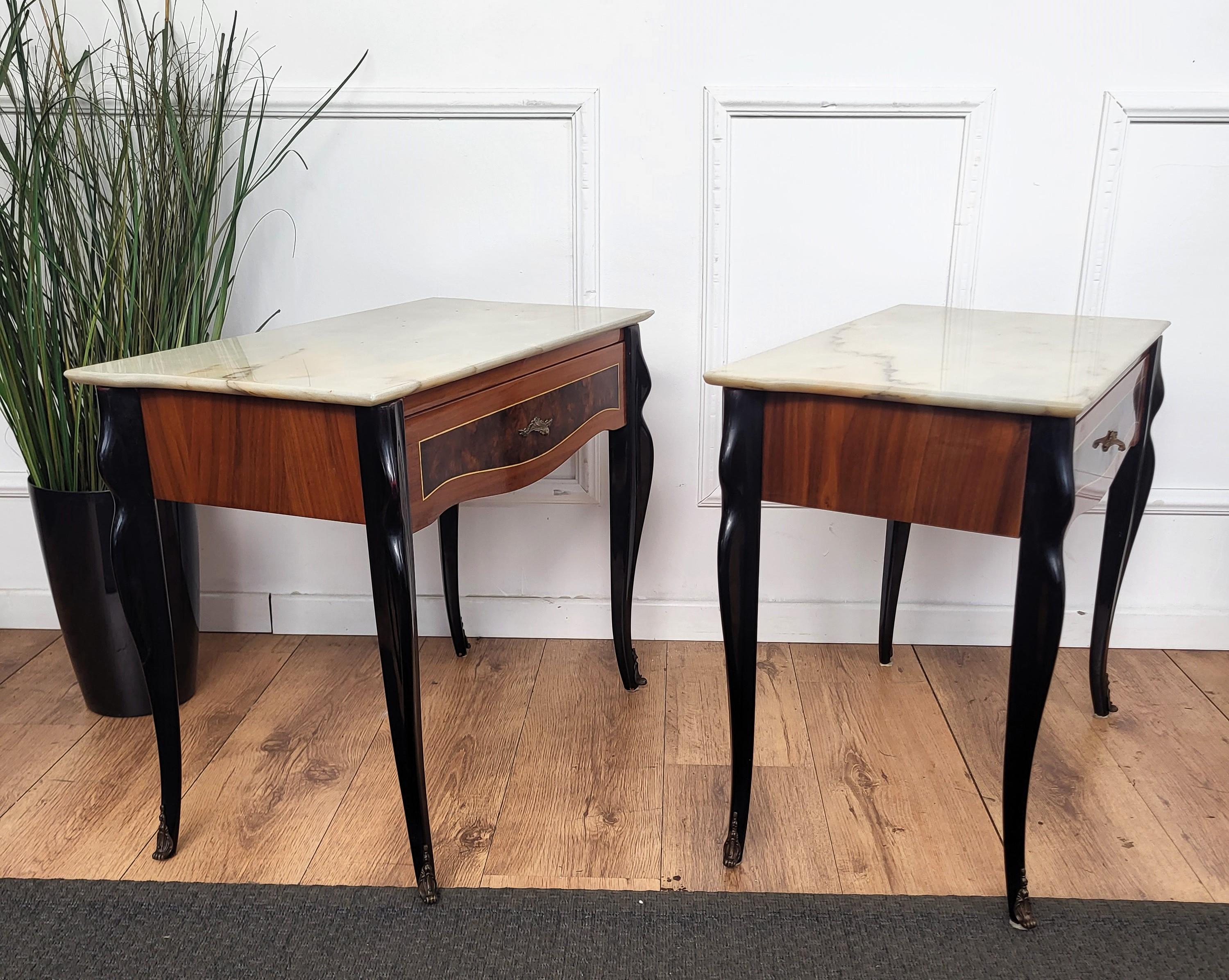 Pareja de mesillas de noche italianas Art Decó con tapa de mármol y marquetería de madera en venta 1