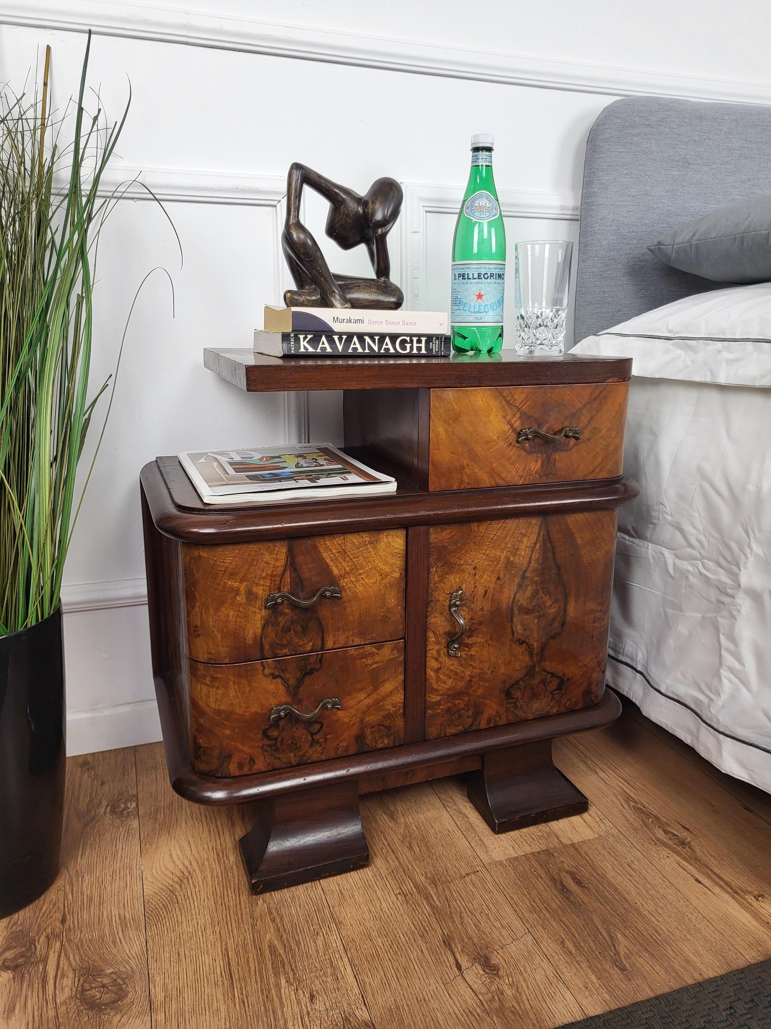 Very important, elegant and refined pair of Italian 1940s Art Deco bedside tables with great design shape and detail of every part and beautiful decors with the burl wood veneer in typical Art Deco style at its best. This night stands make a great
