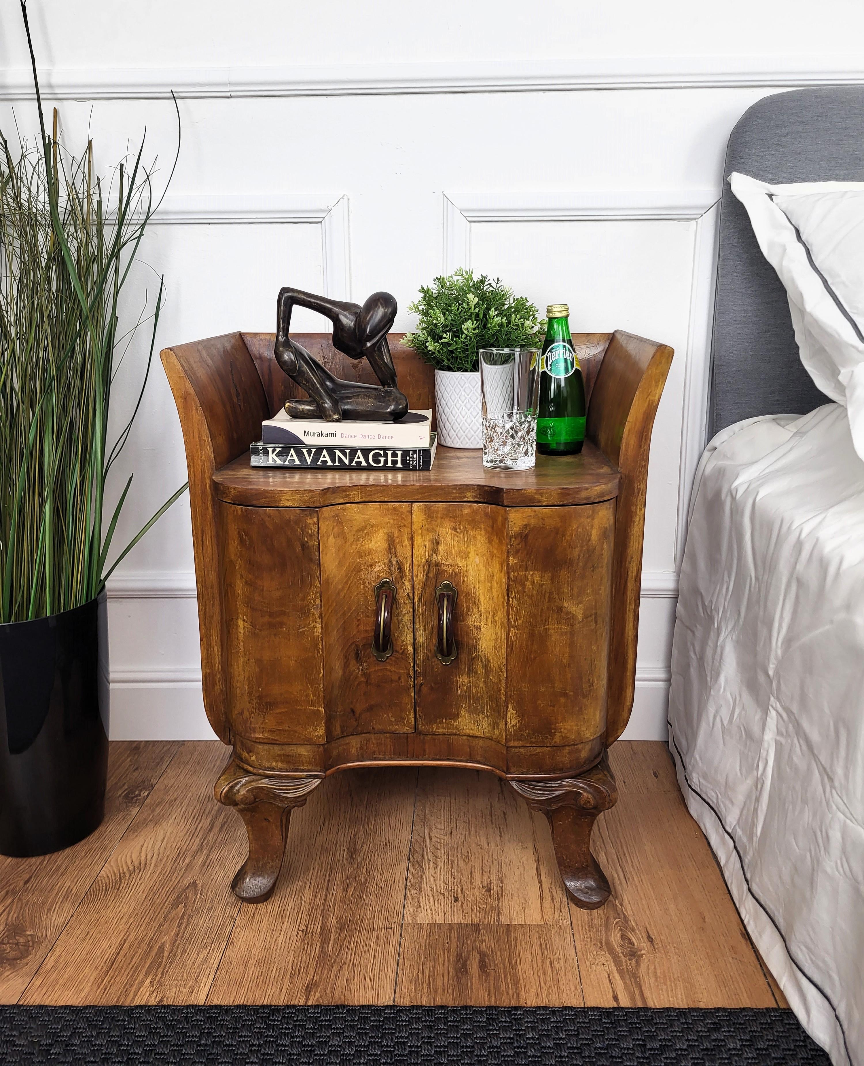 Pareja muy importante, elegante y refinada de mesillas de noche art déco italianas de los años 40, con un gran diseño de forma y detalle de cada parte y preciosas decoraciones con la chapa de madera de nudo y los tiradores en el típico estilo art