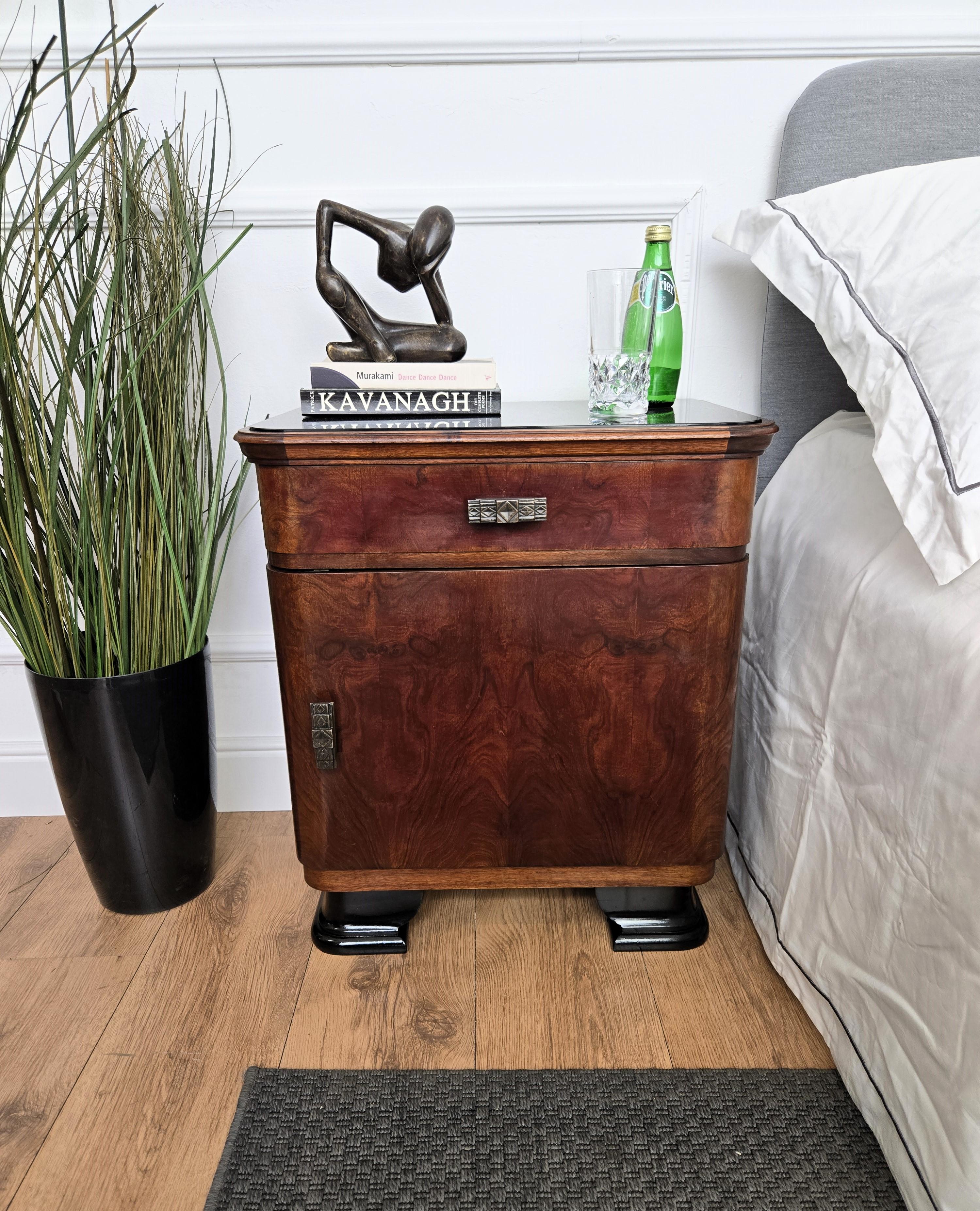 Très importante, élégante et raffinée paire de tables de chevet italiennes Art déco des années 1940 avec une grande forme de conception et de détails de chaque partie et de beaux décors avec le placage de bois de ronce dans le style Art déco typique