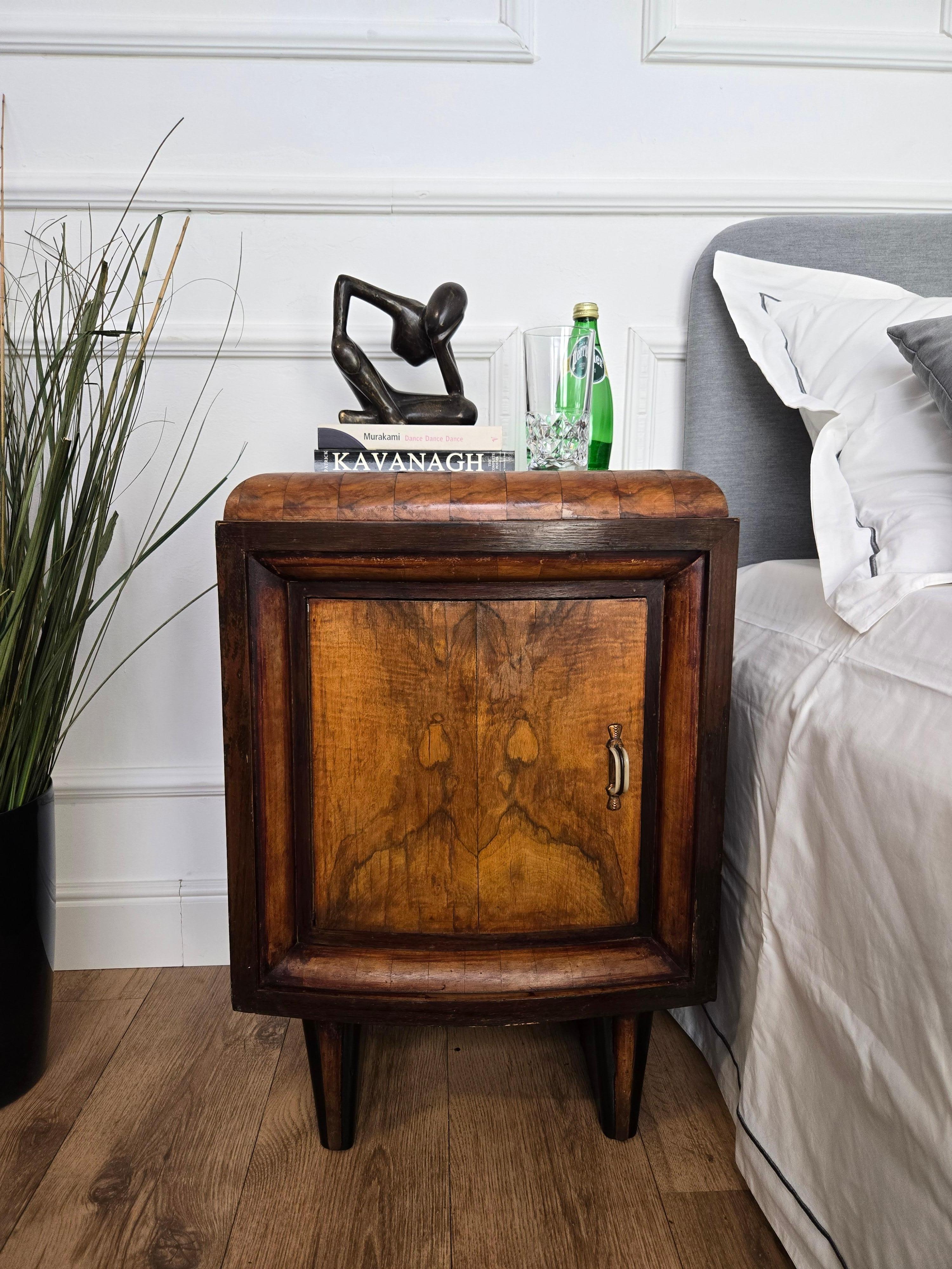 Very elegant and refined pair of Italian 1940s Art Deco bedside tables with great design shape and decors in veneer burl walnut briar wood, frame front door with beautiful original handle. This night stands make a great look in any style bedroom, as