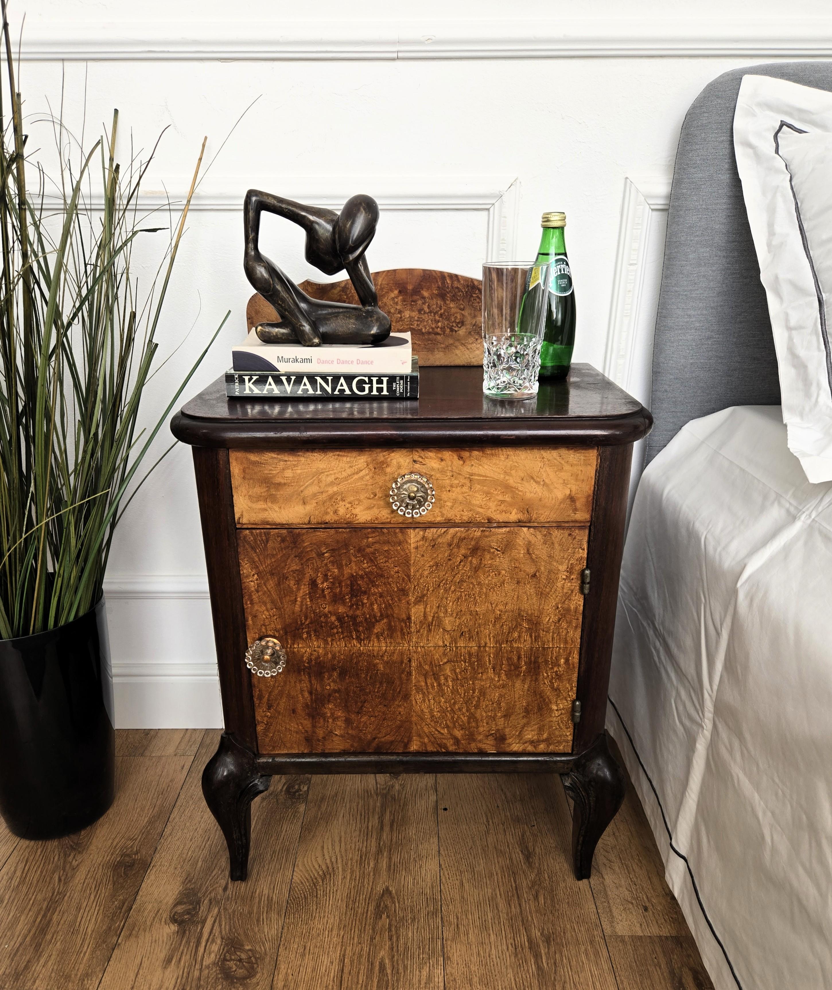 Élégante et raffinée paire de tables de chevet italiennes Art Deco des années 1940 avec une forme et des détails de chaque pièce et de beaux décors avec le placage de bois de ronce et les poignées en verre dans le style Art Deco typique à son