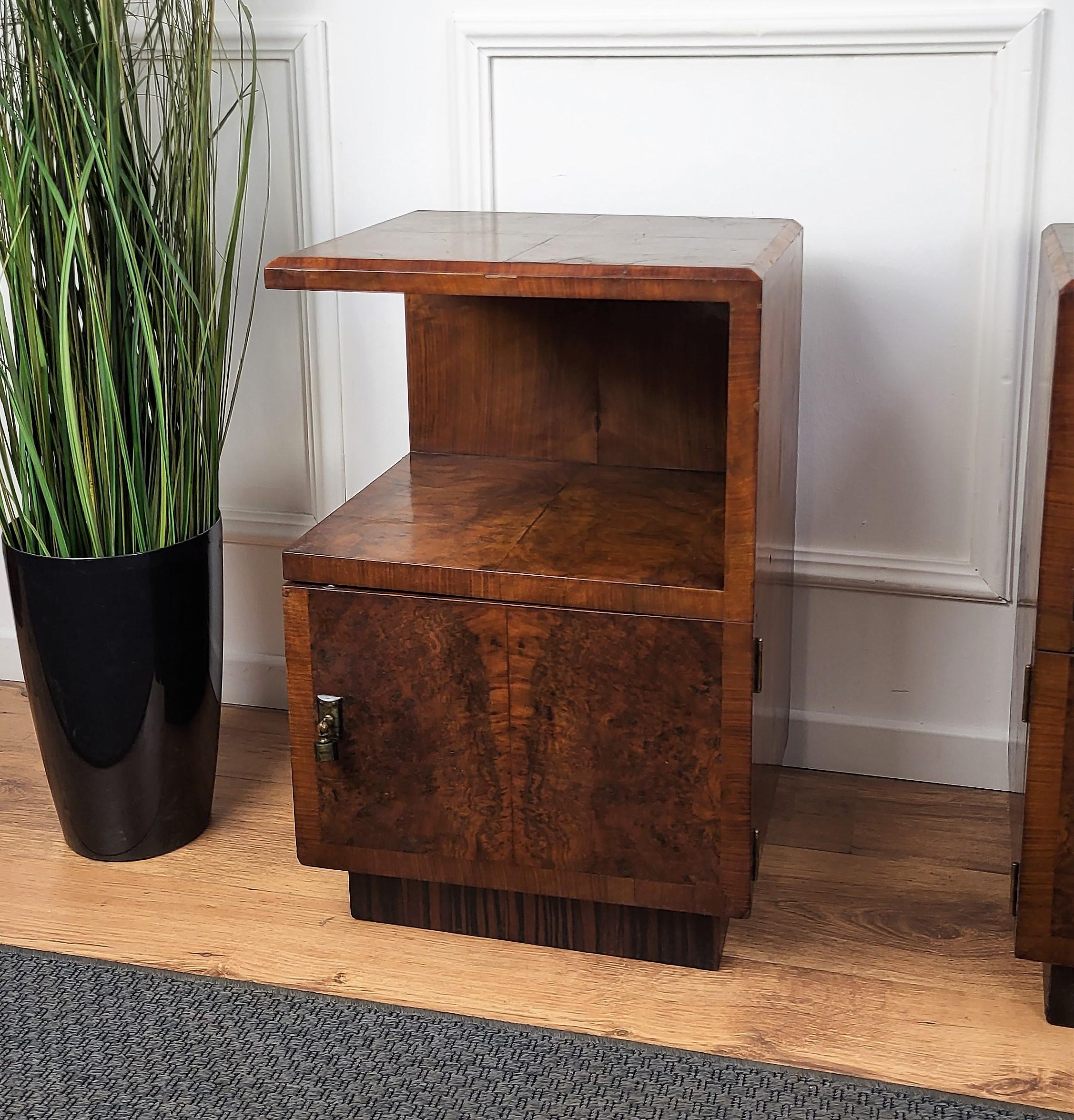 Pair of Italian Art Deco Night Stands Bed Side Tables in Burl Walnut In Good Condition In Carimate, Como