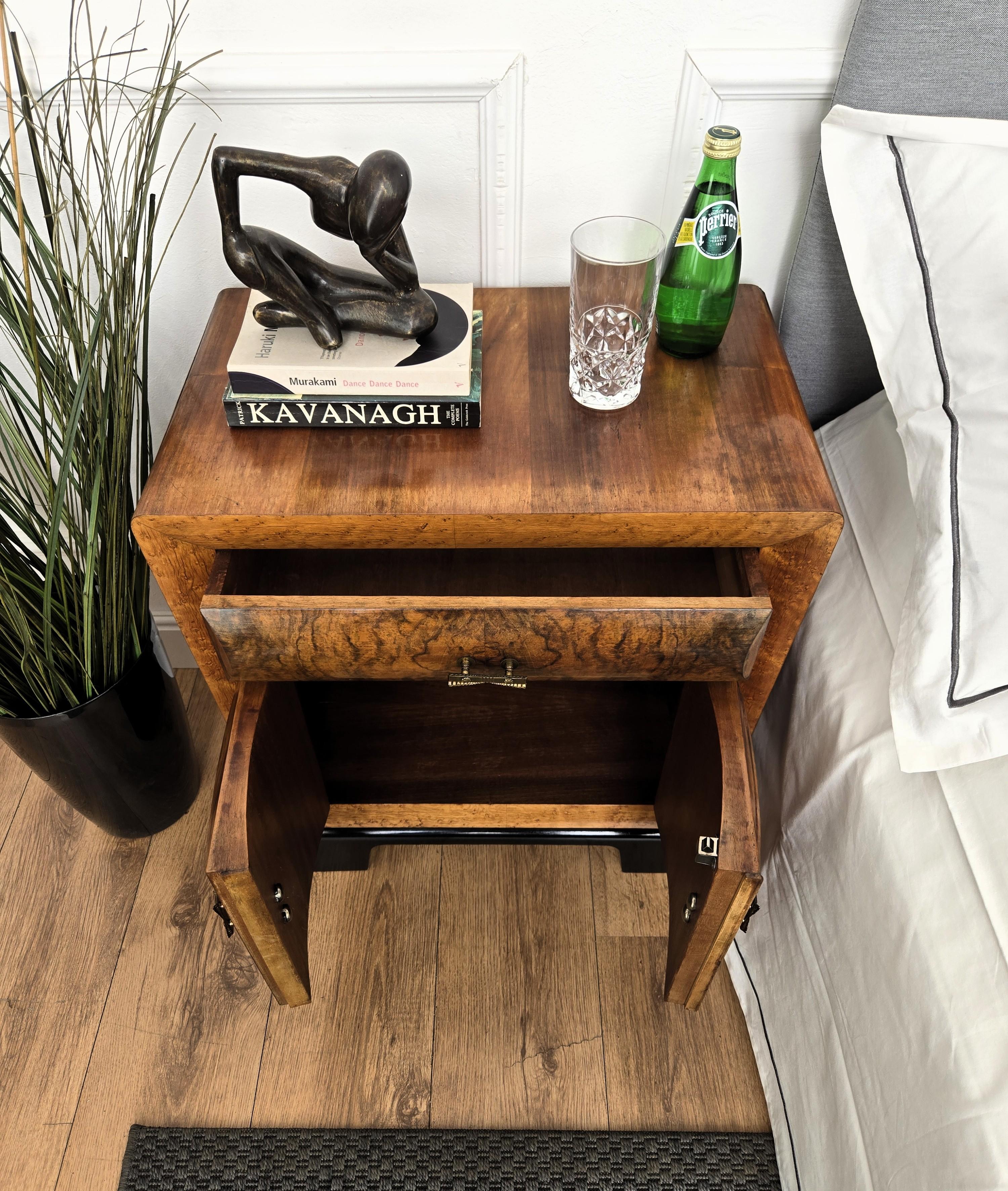 Pair of Italian Art Deco Night Stands Bed Side Tables in Burl Walnut (Art déco) im Angebot