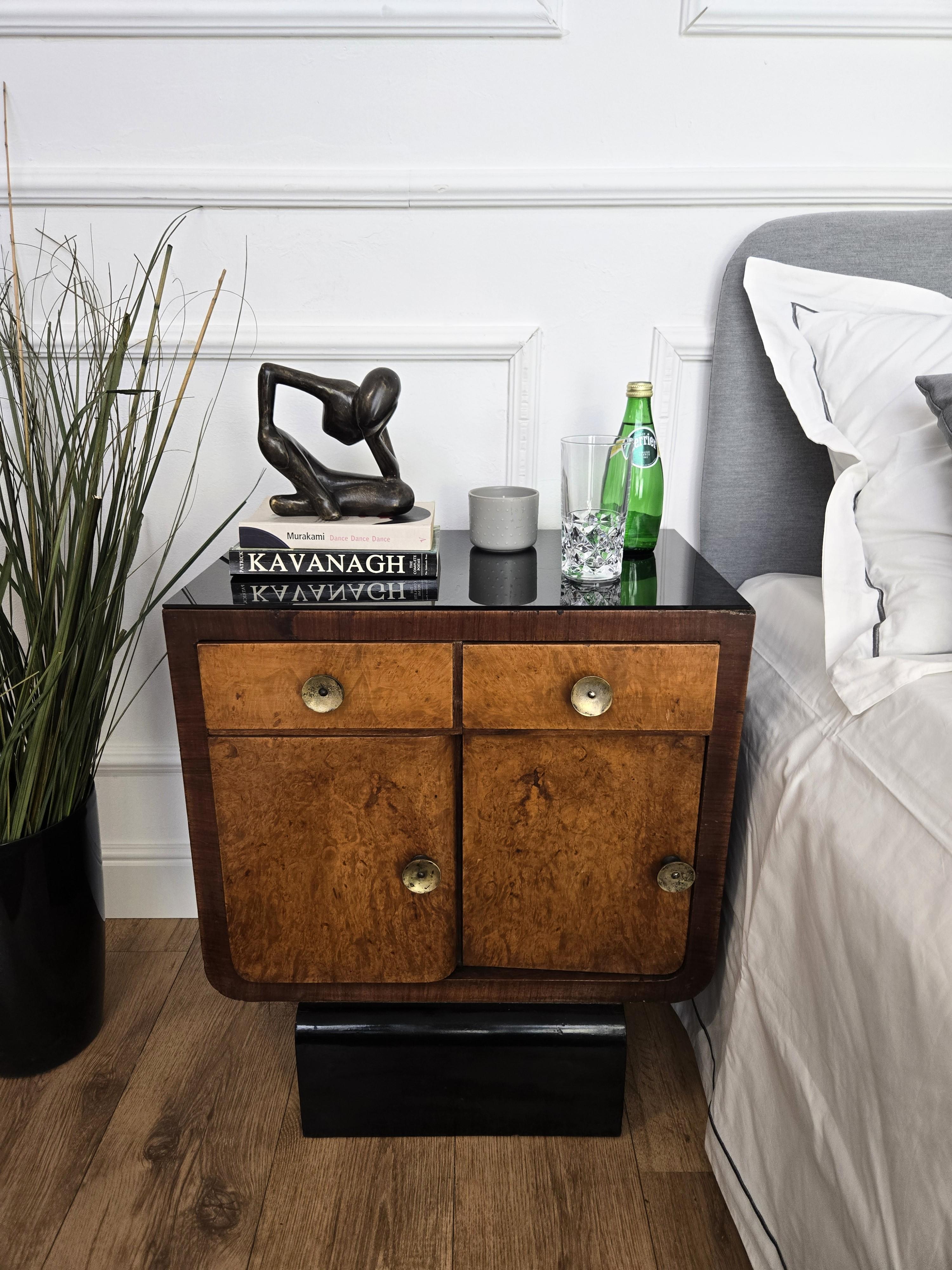 Pair of Italian Art Deco Night Stands Bed Side Tables in Burl Walnut In Good Condition For Sale In Carimate, Como
