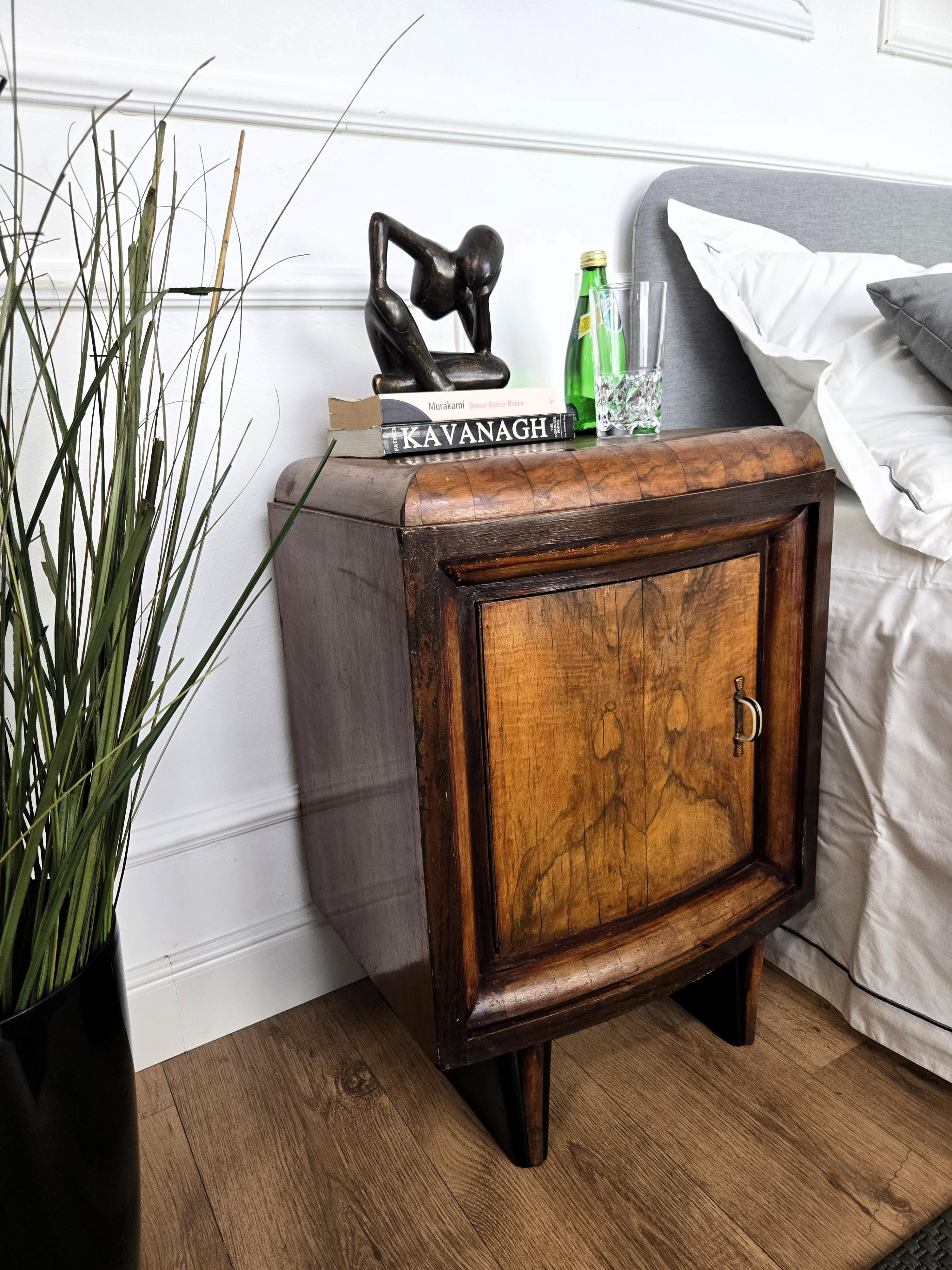 Pair of Italian Art Deco Night Stands Bed Side Tables in Burl Walnut In Good Condition For Sale In Carimate, Como