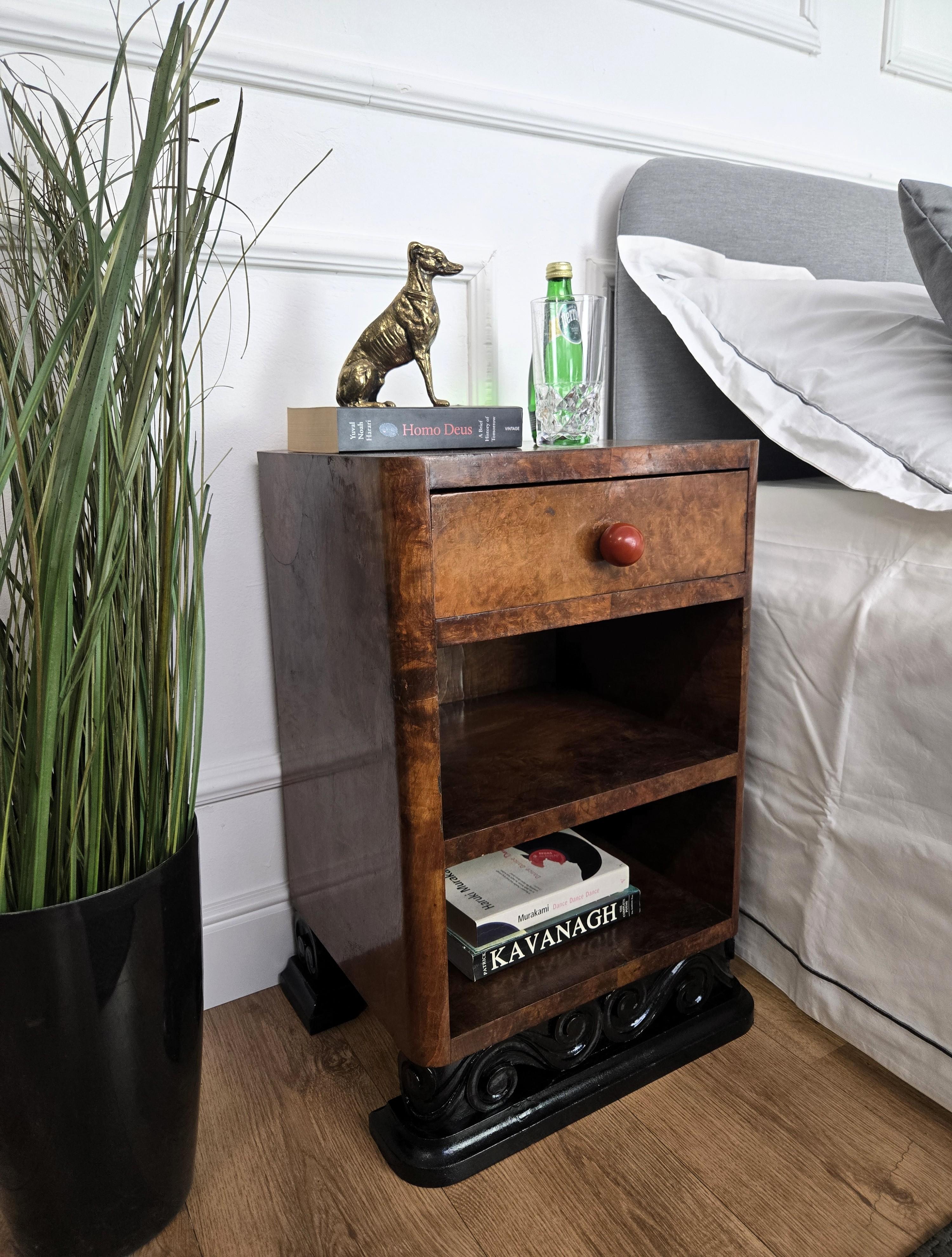 Pair of Italian Art Deco Night Stands Bed Side Tables in Burl Walnut In Good Condition For Sale In Carimate, Como