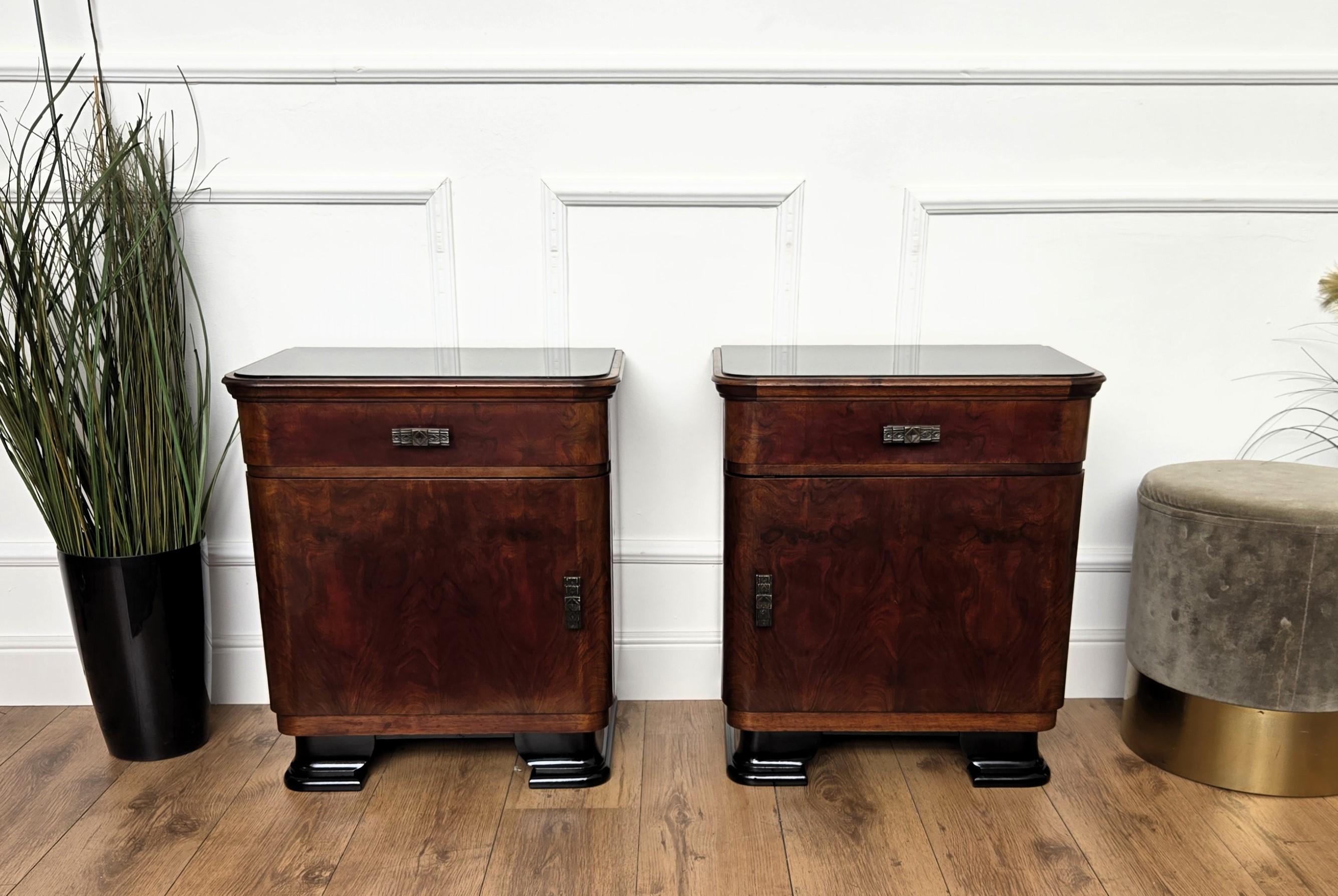Paire de tables de chevet italiennes Art Déco en ronce de noyer Bon état - En vente à Carimate, Como