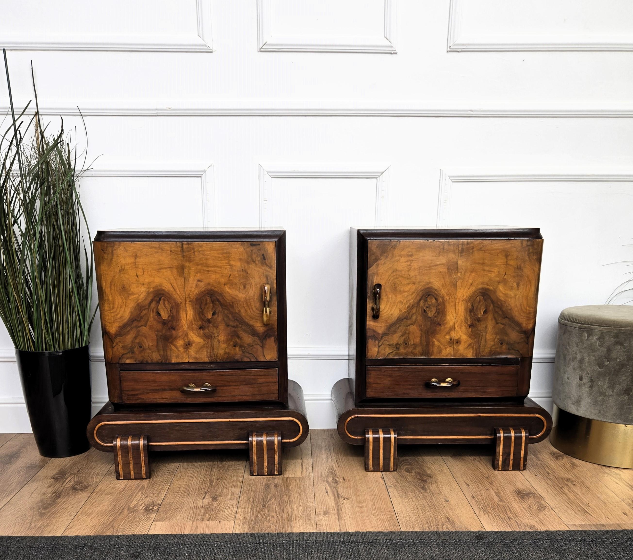 Paire de tables de chevet italiennes Art Déco en ronce de noyer Bon état - En vente à Carimate, Como