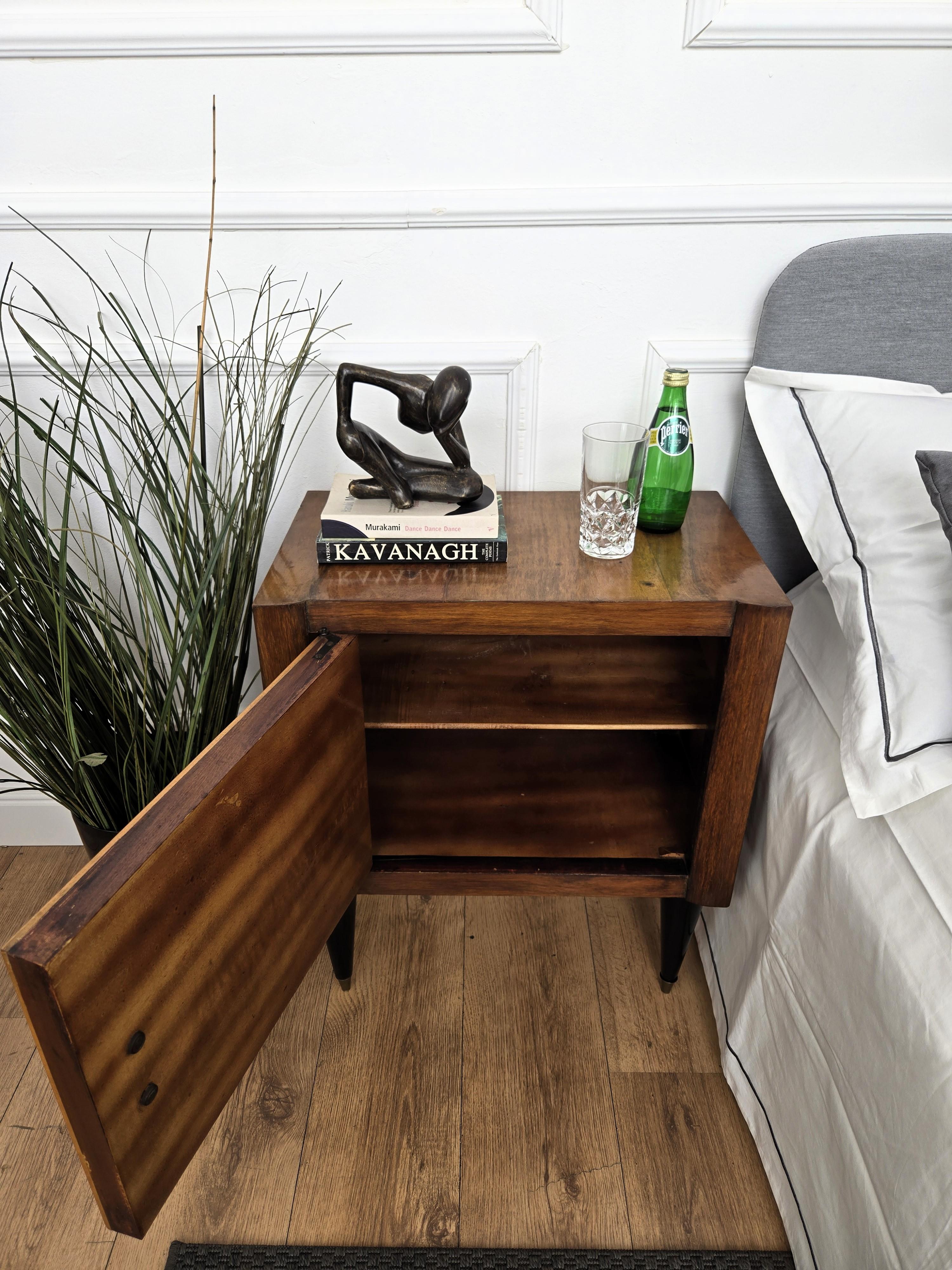 Pair of Italian Art Deco Night Stands Bed Side Tables in Burl Walnut (Italienisch) im Angebot