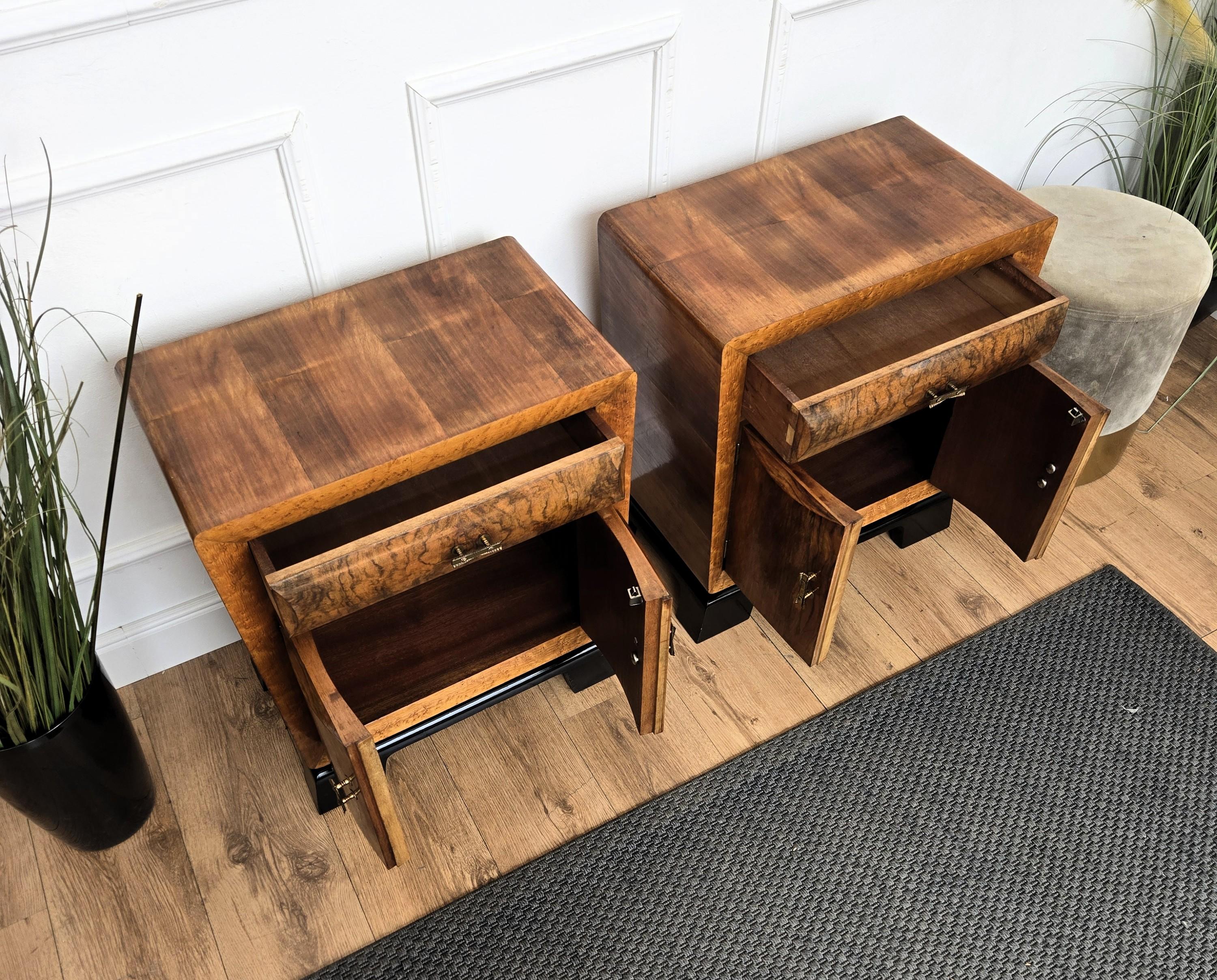 Pair of Italian Art Deco Night Stands Bed Side Tables in Burl Walnut (Italienisch) im Angebot