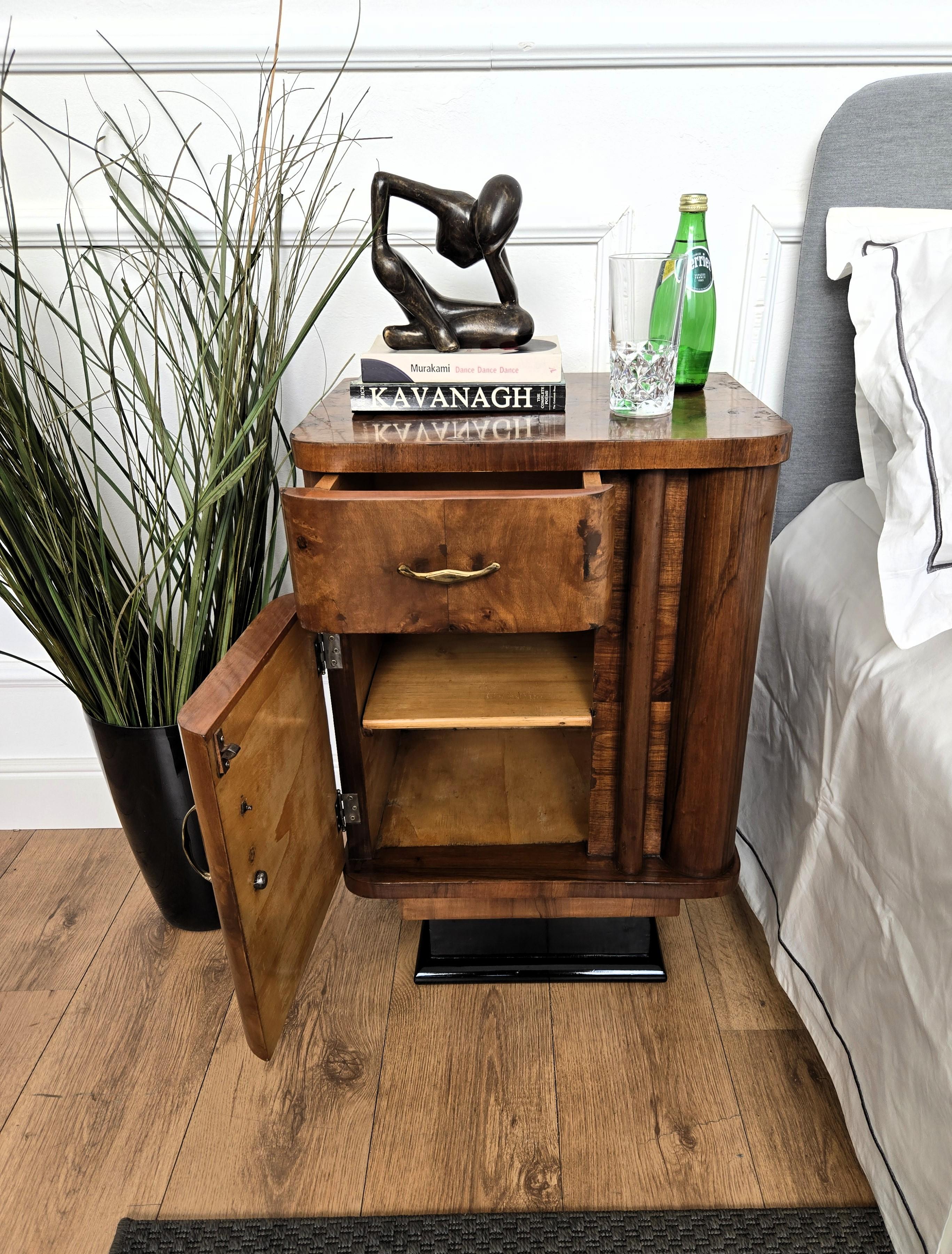 Paire de tables de chevet italiennes Art Déco en ronce de noyer Bon état - En vente à Carimate, Como