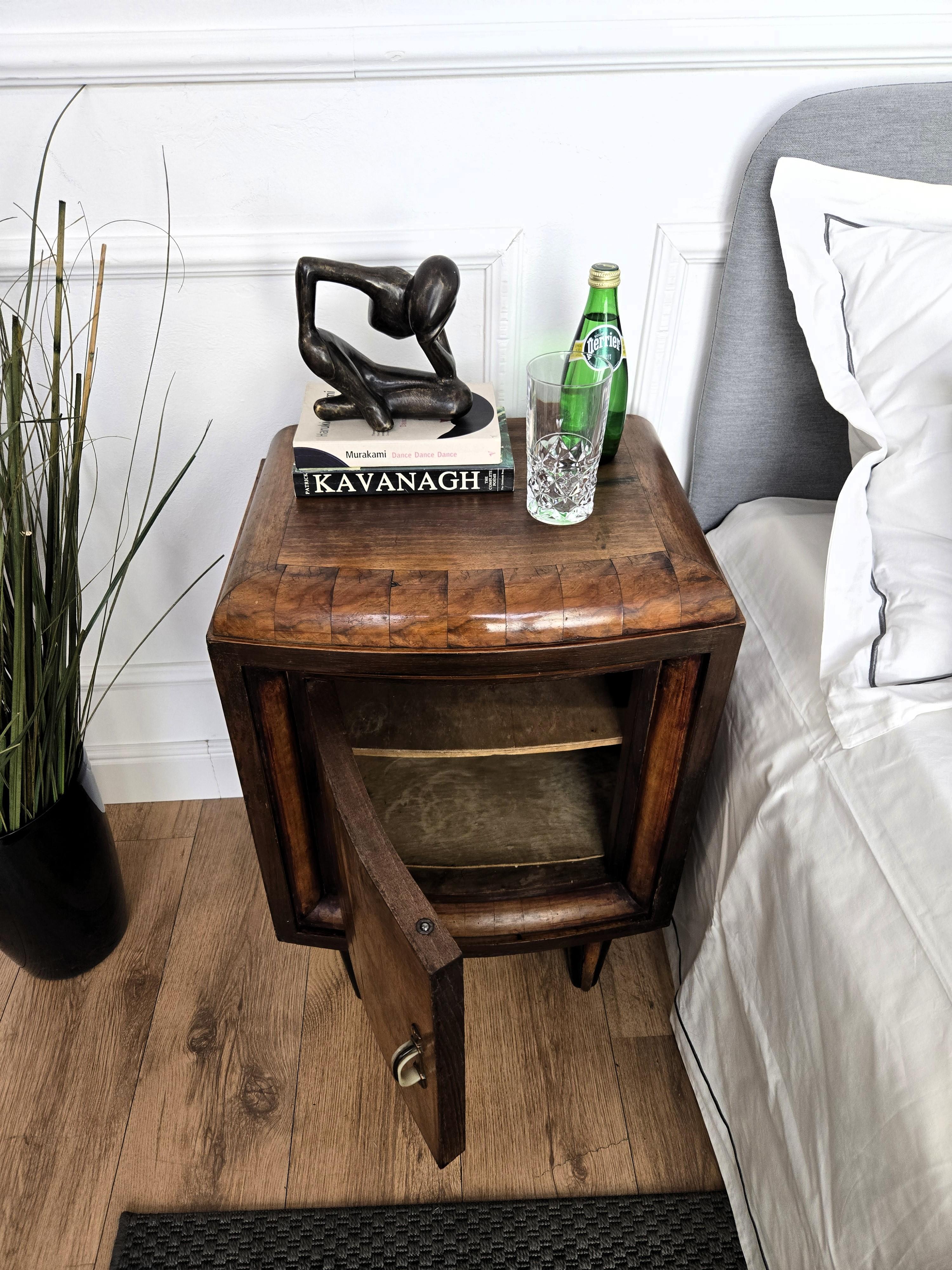 20th Century Pair of Italian Art Deco Night Stands Bed Side Tables in Burl Walnut For Sale