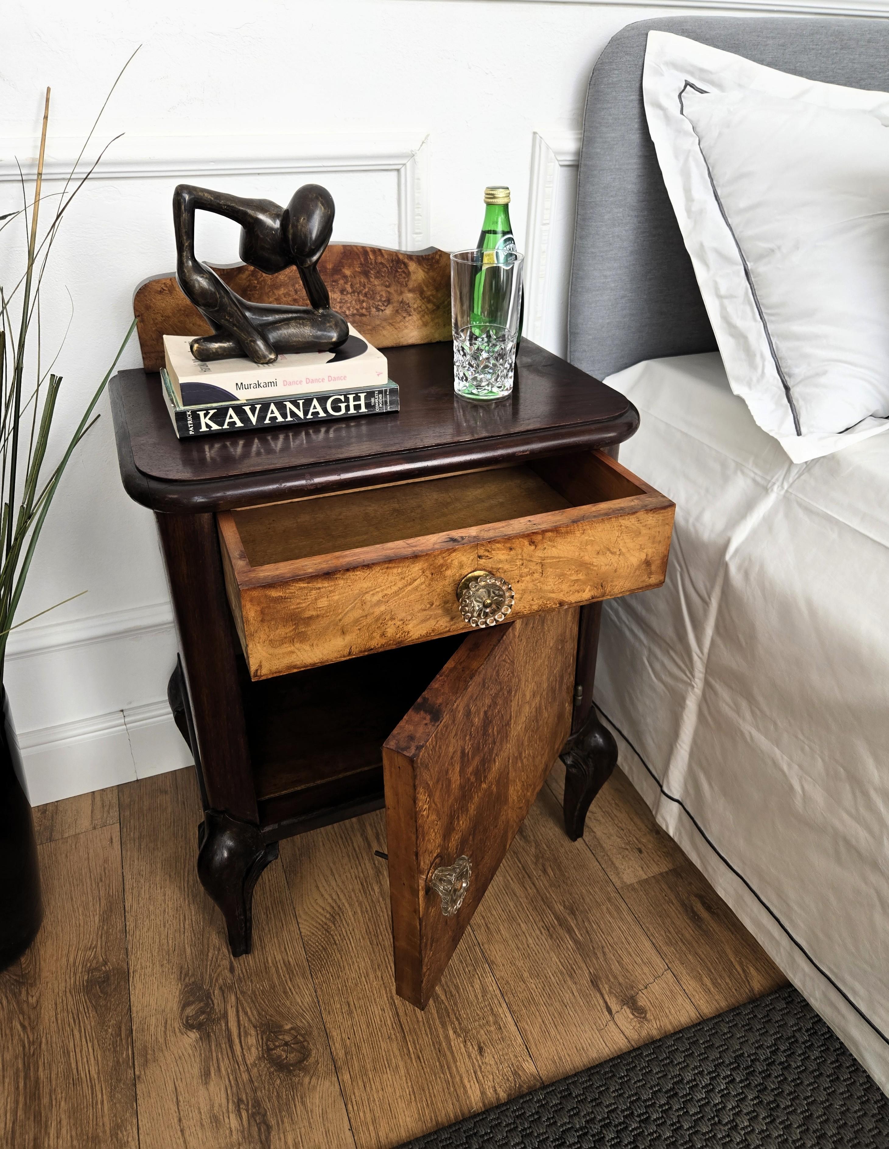 Paire de tables de chevet italiennes Art Déco en ronce de noyer Bon état - En vente à Carimate, Como