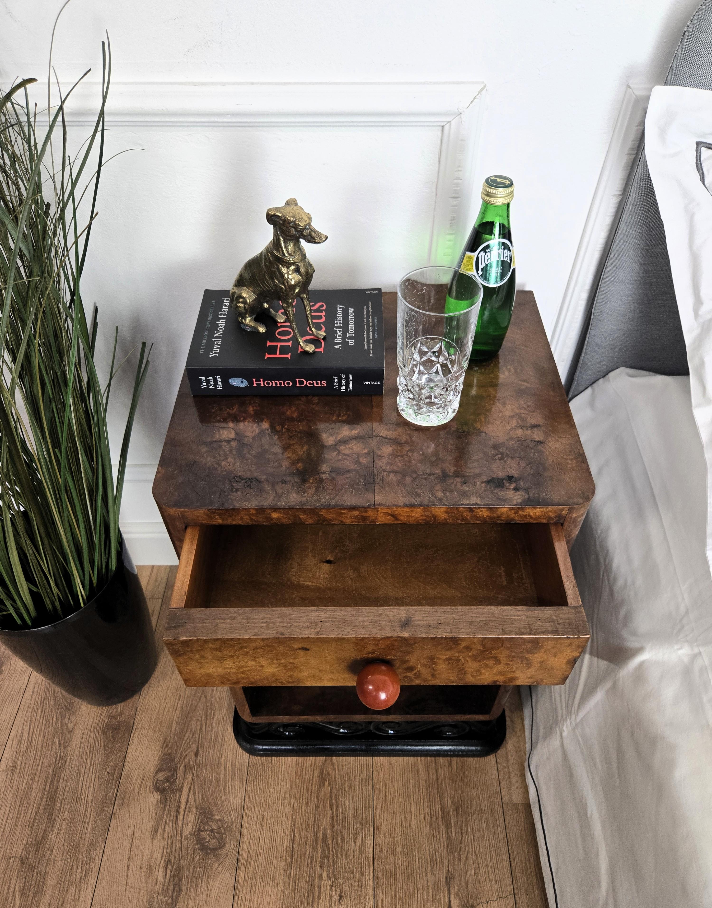 20th Century Pair of Italian Art Deco Night Stands Bed Side Tables in Burl Walnut For Sale