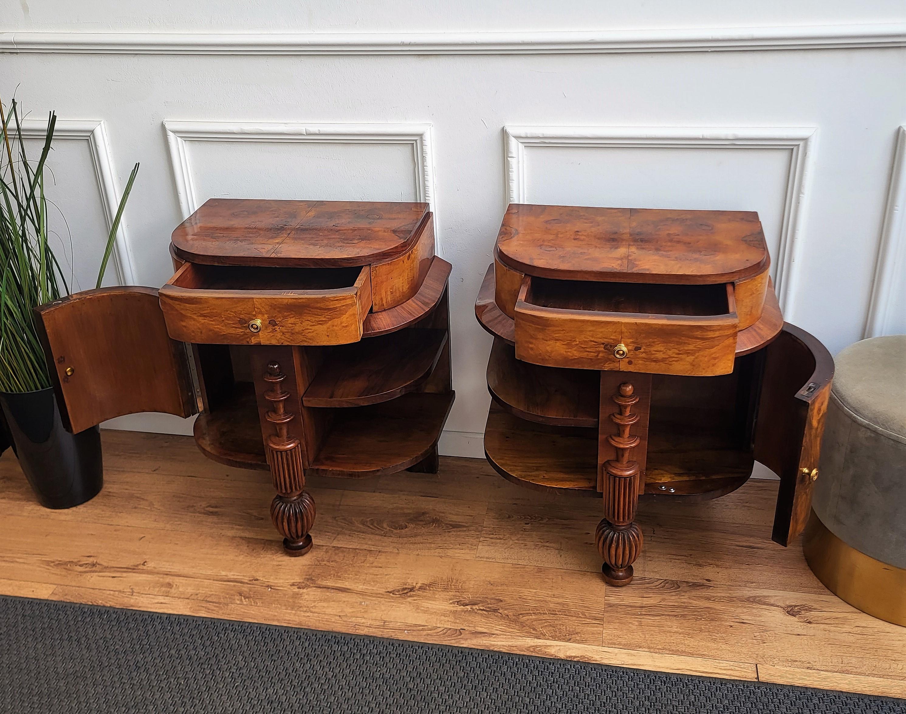 Pair of Italian Art Deco Night Stands Bed Side Tables in Burl Walnut In Good Condition In Carimate, Como