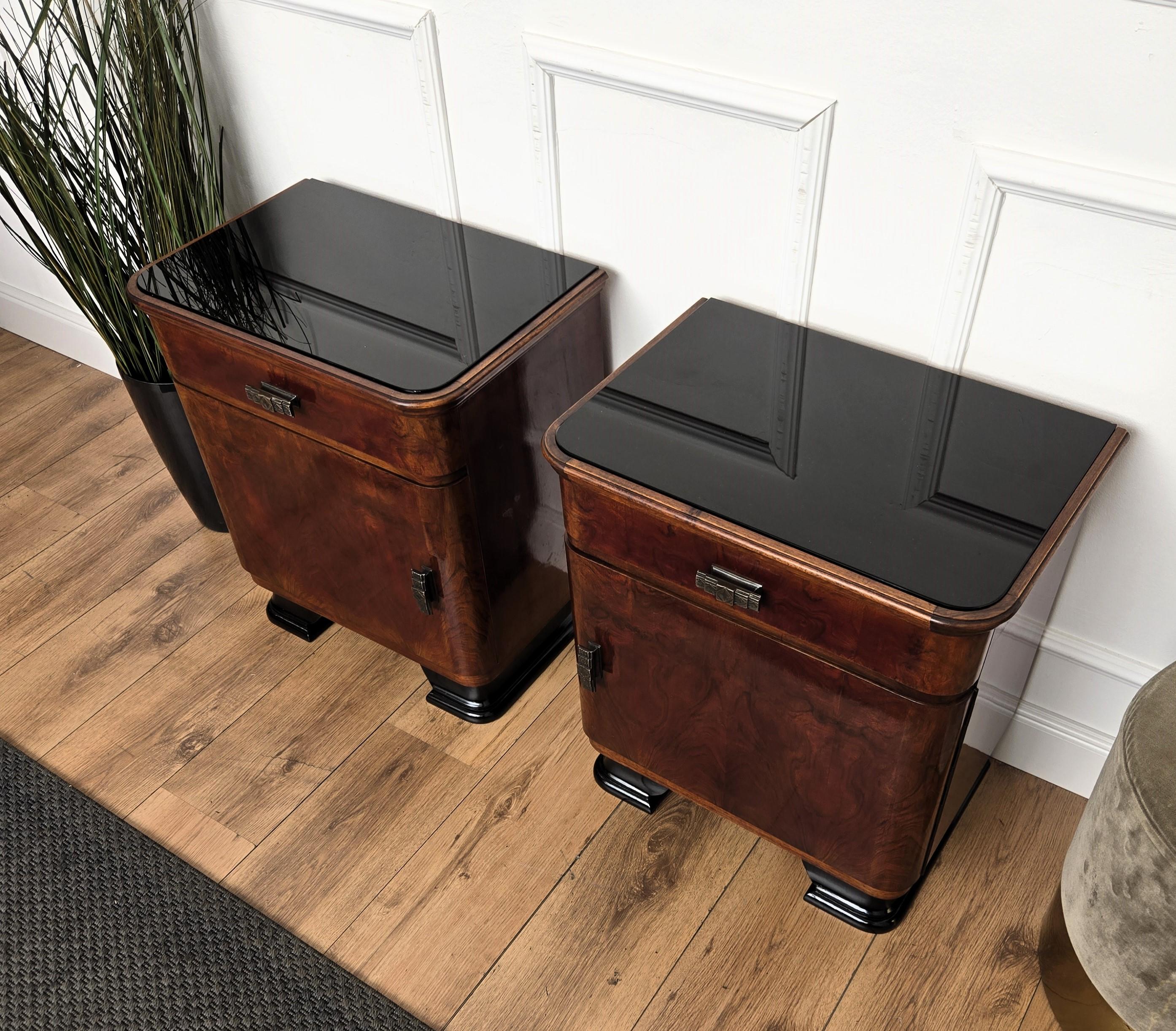 20ième siècle Paire de tables de chevet italiennes Art Déco en ronce de noyer en vente