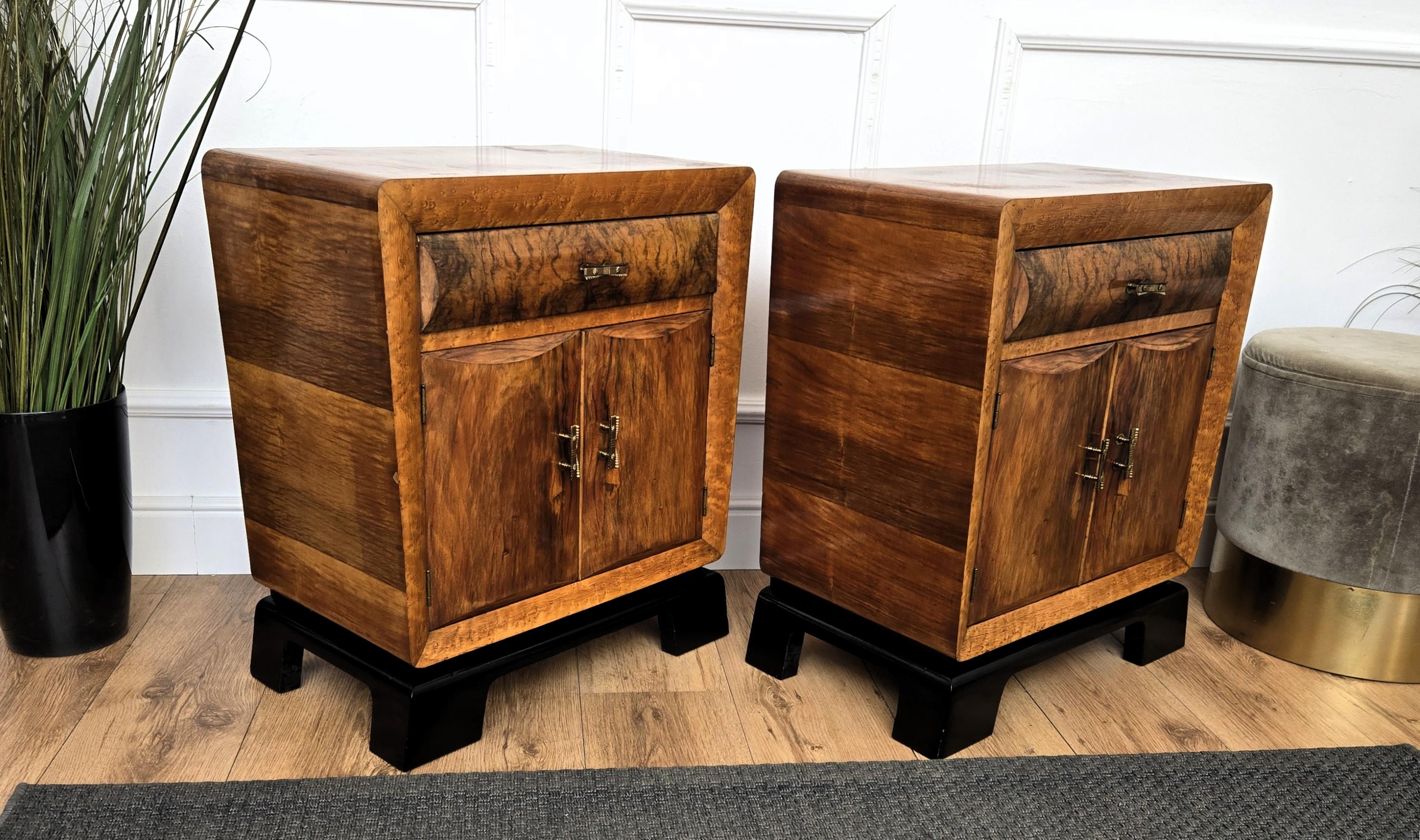 Pair of Italian Art Deco Night Stands Bed Side Tables in Burl Walnut im Zustand „Gut“ im Angebot in Carimate, Como