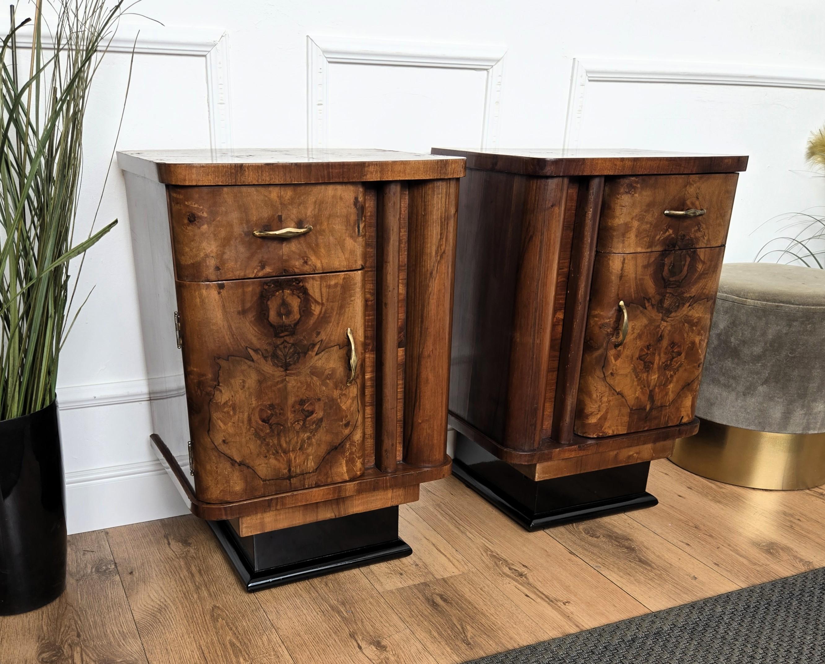 20ième siècle Paire de tables de chevet italiennes Art Déco en ronce de noyer en vente