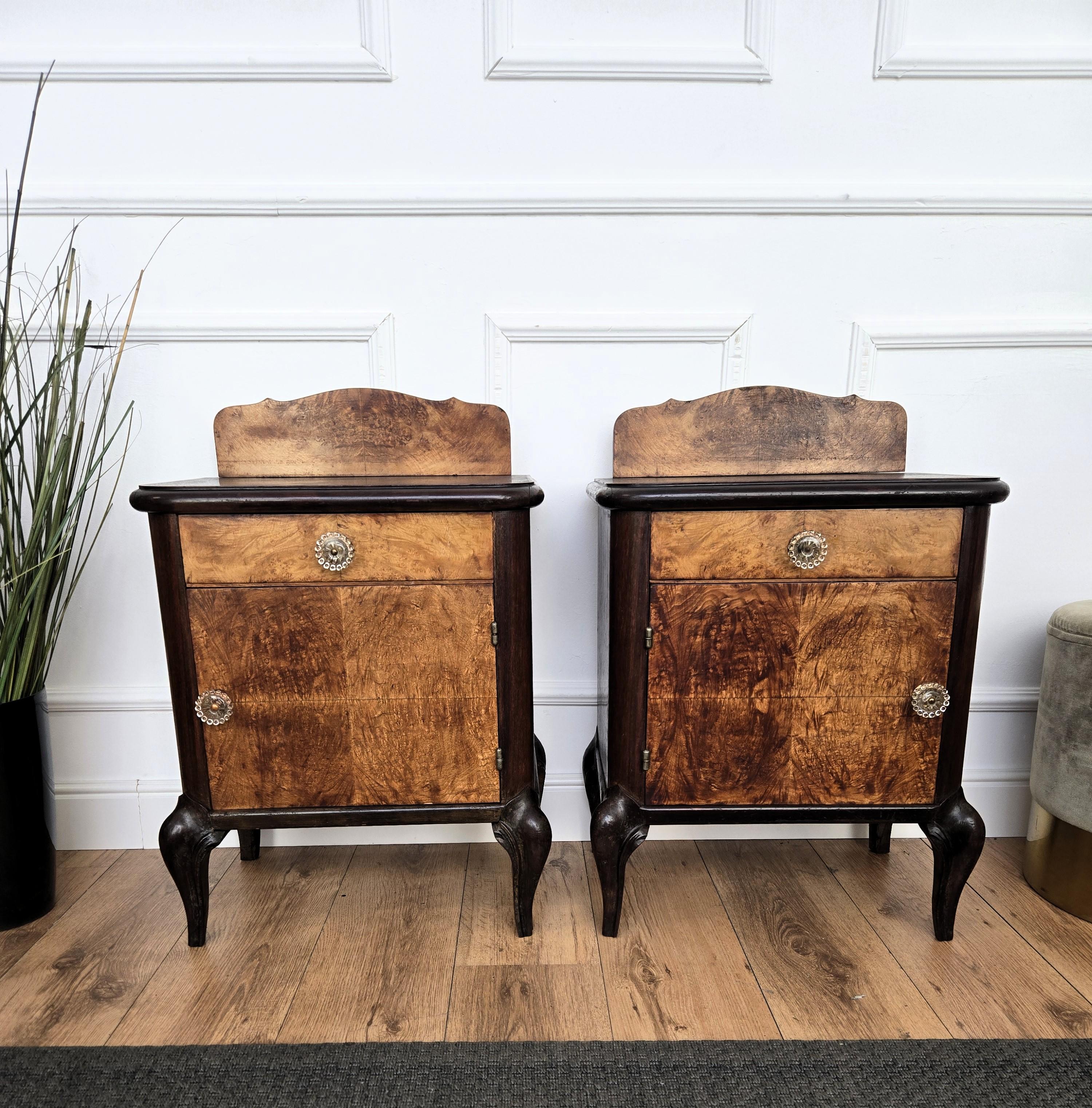 20ième siècle Paire de tables de chevet italiennes Art Déco en ronce de noyer en vente