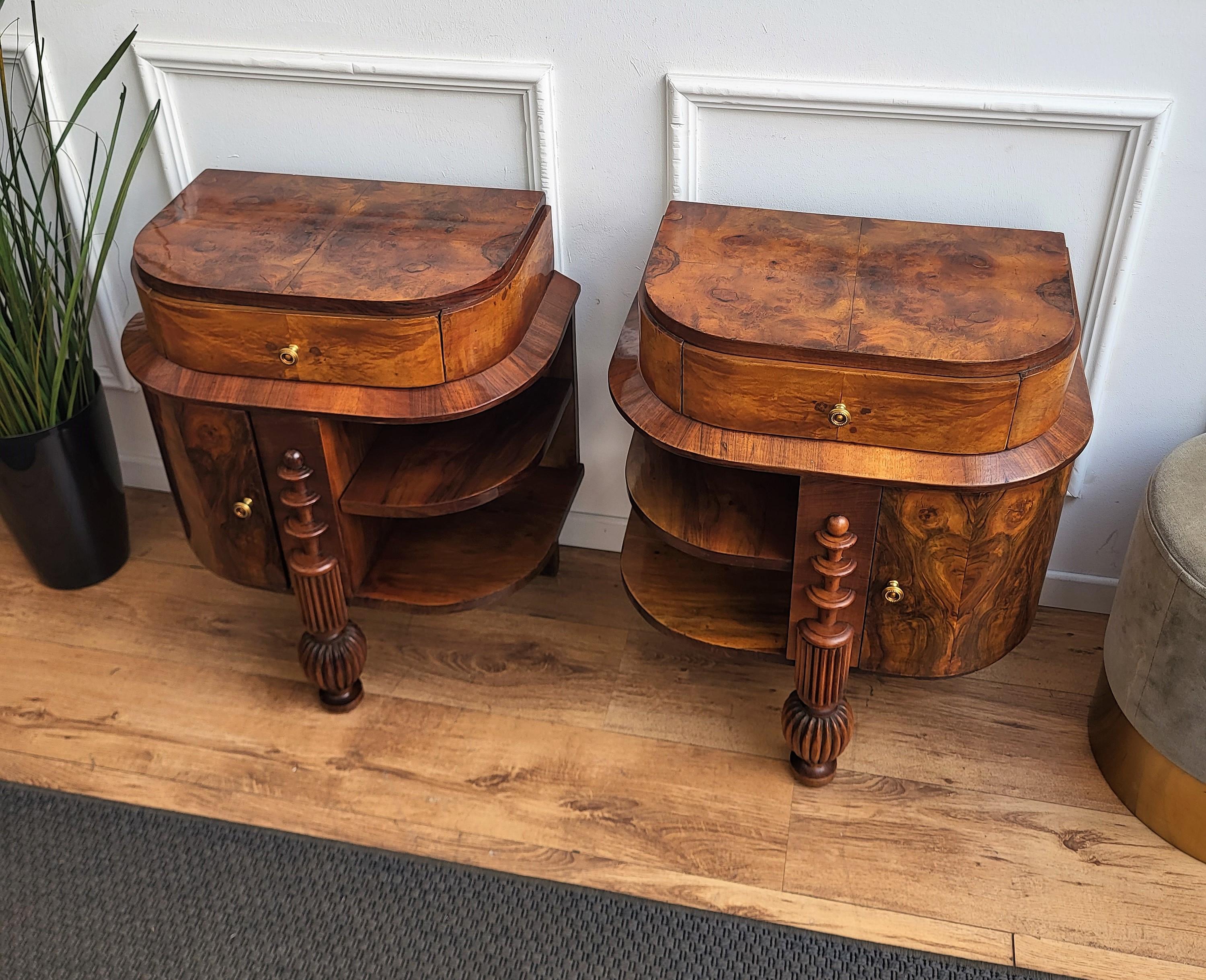 20th Century Pair of Italian Art Deco Night Stands Bed Side Tables in Burl Walnut