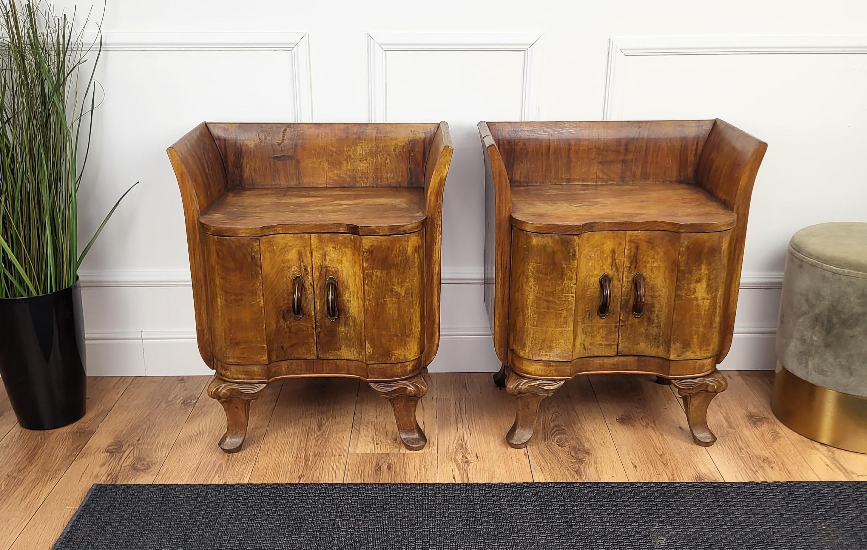 Pareja de mesillas de noche art déco italianas en nogal burl siglo XX en venta