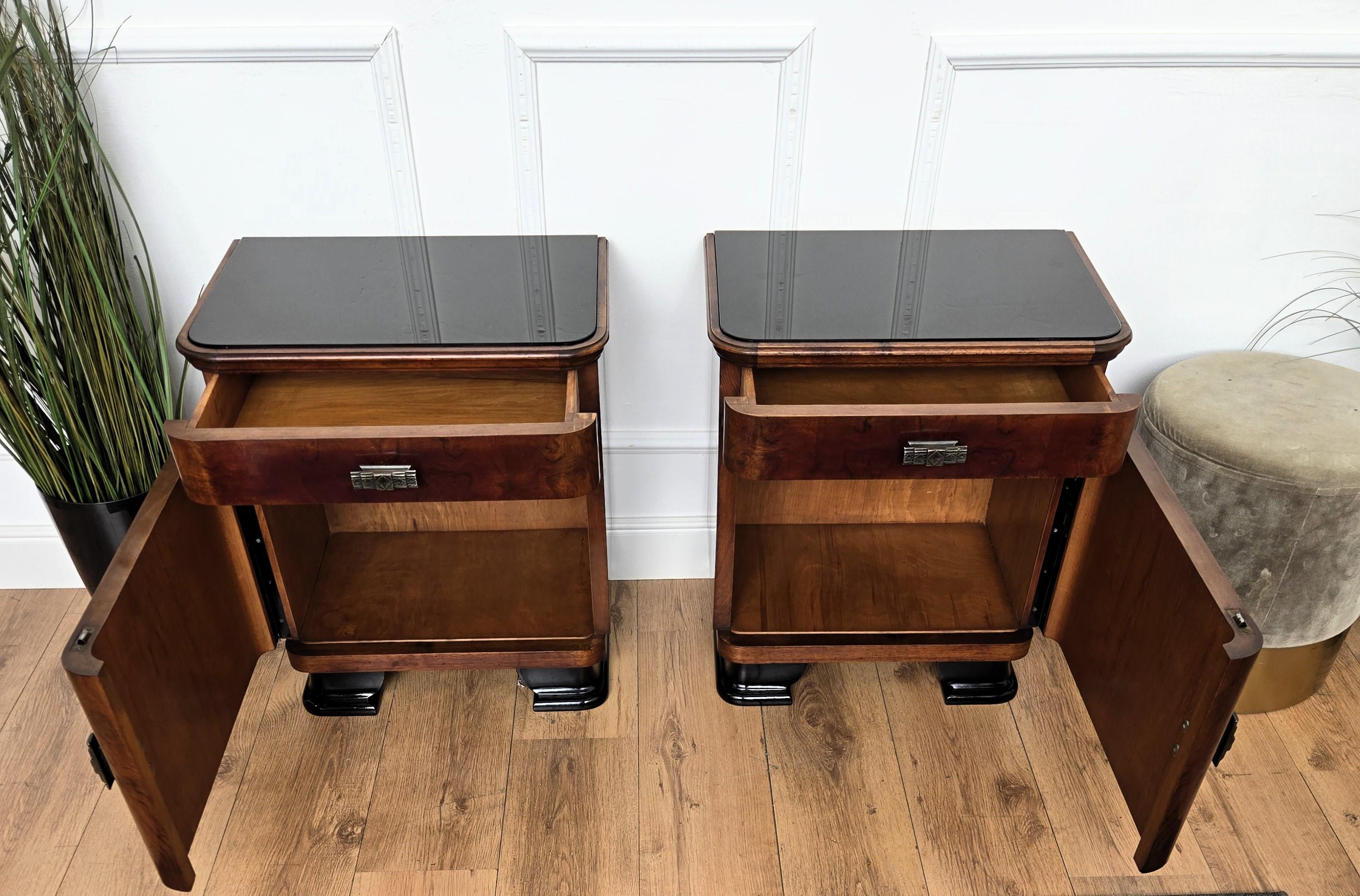 Laiton Paire de tables de chevet italiennes Art Déco en ronce de noyer en vente