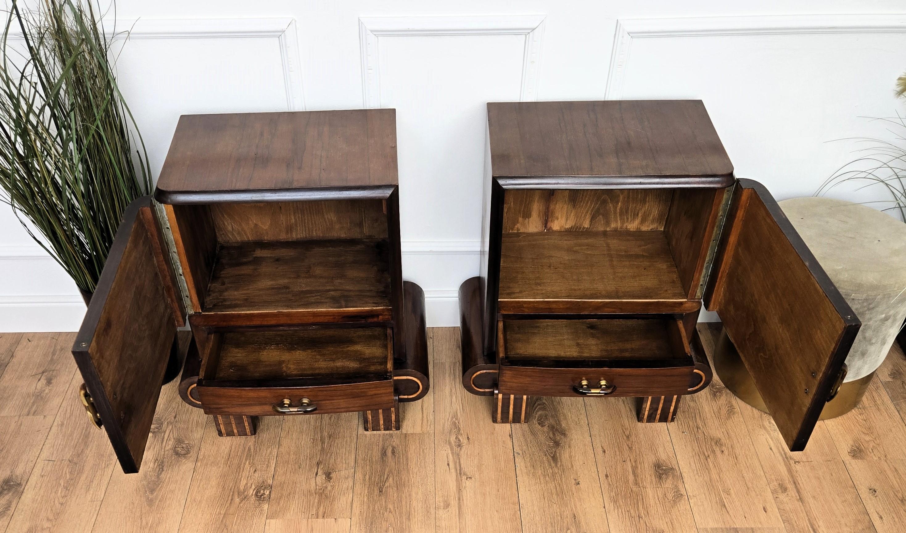 Laiton Paire de tables de chevet italiennes Art Déco en ronce de noyer en vente