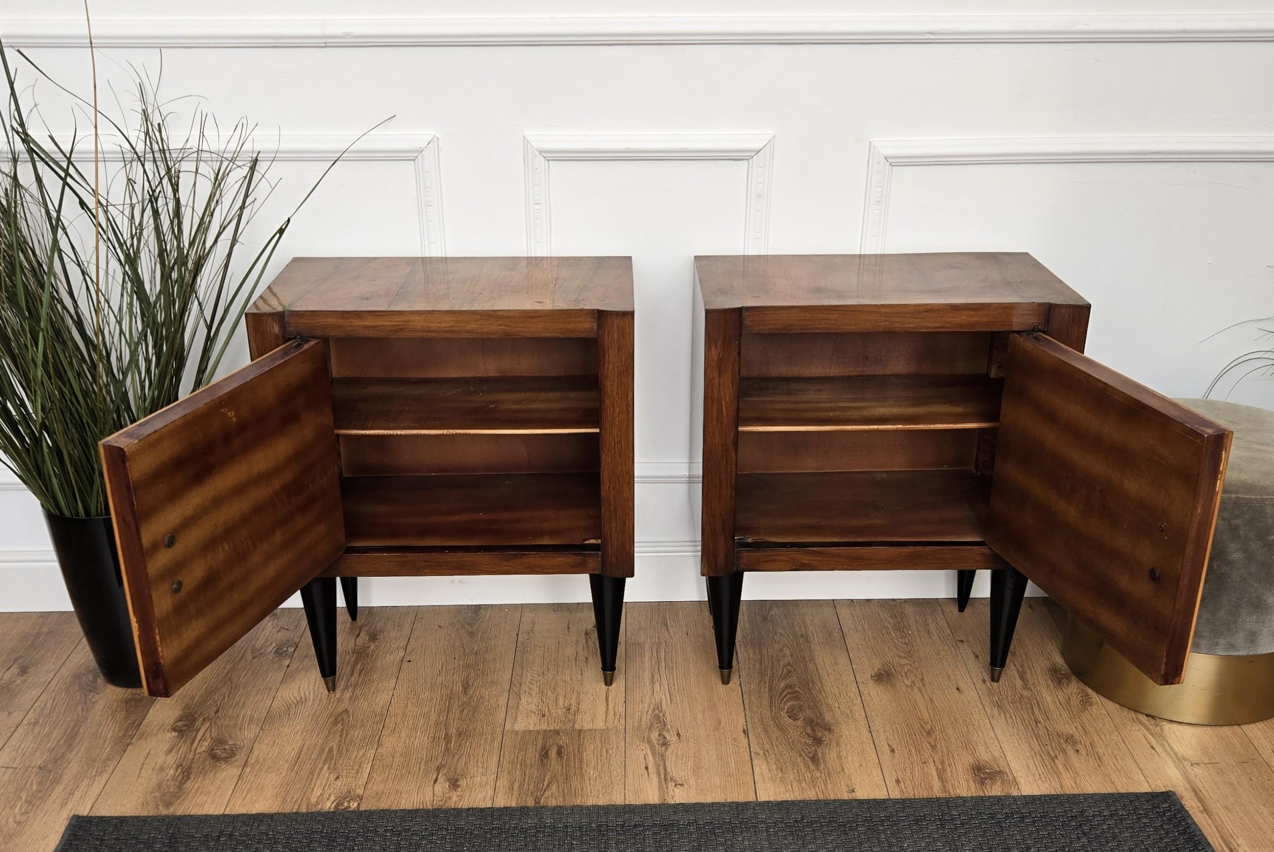 Pair of Italian Art Deco Night Stands Bed Side Tables in Burl Walnut (20. Jahrhundert) im Angebot