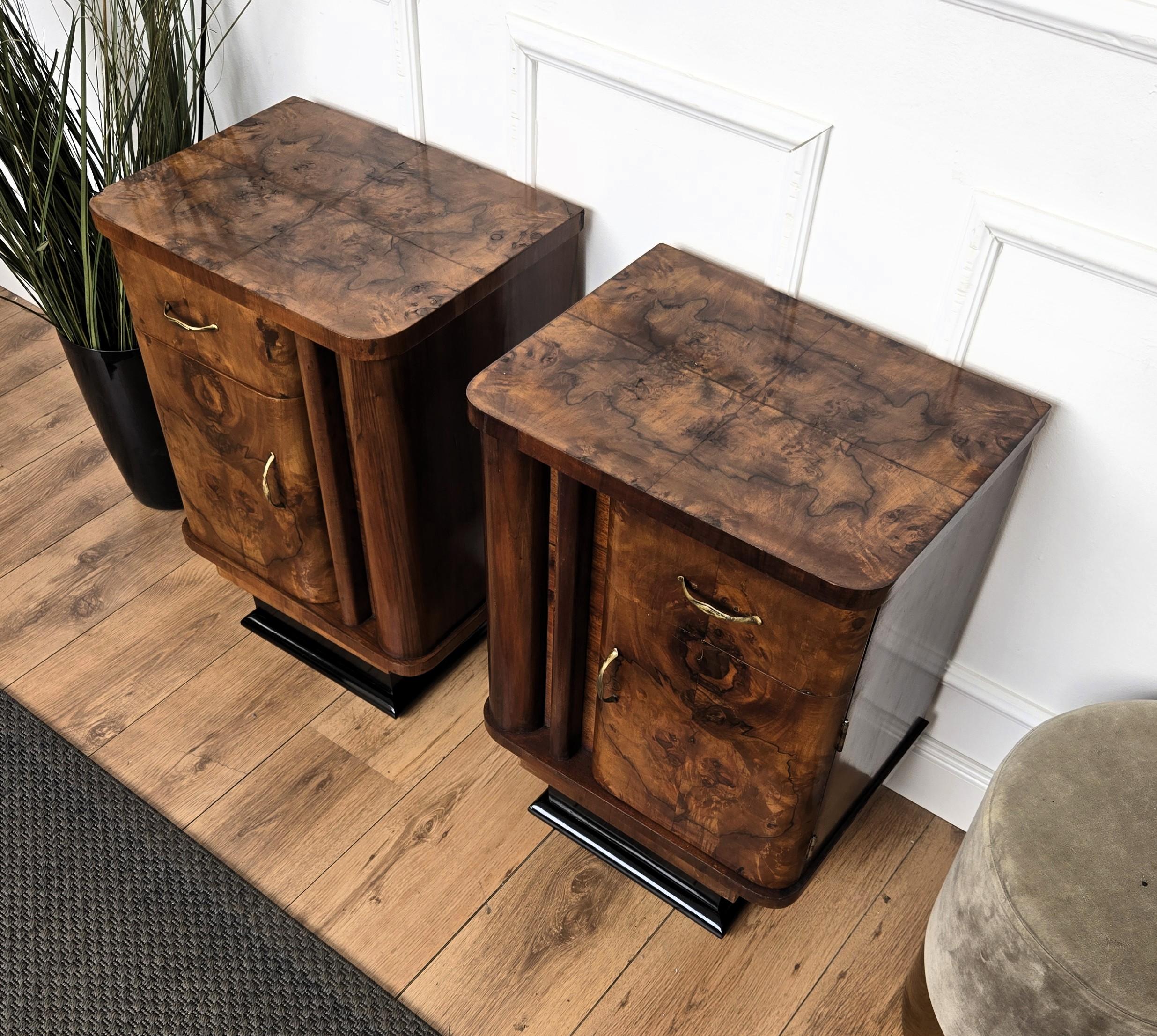 Laiton Paire de tables de chevet italiennes Art Déco en ronce de noyer en vente