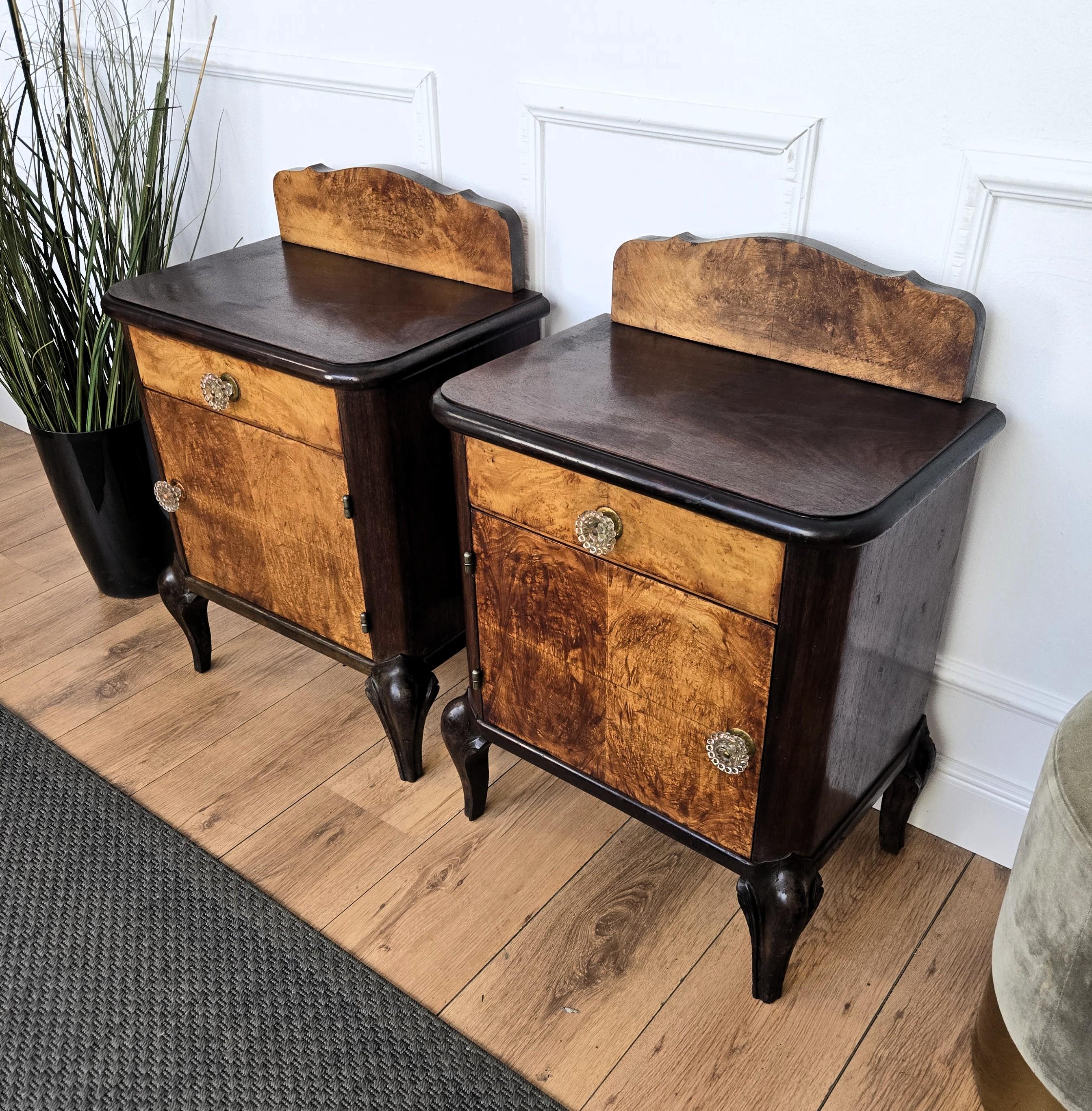 Laiton Paire de tables de chevet italiennes Art Déco en ronce de noyer en vente
