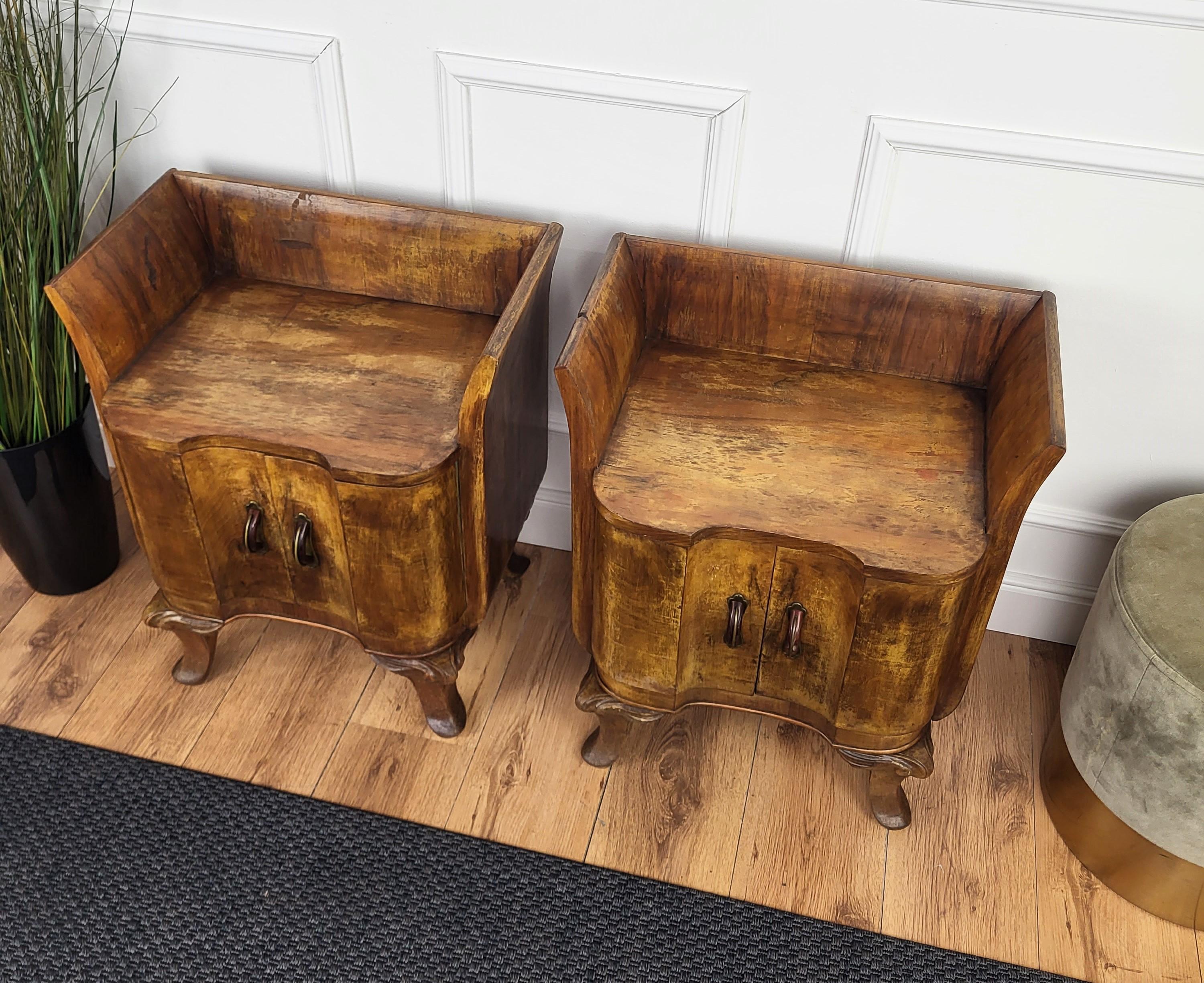Pareja de mesillas de noche art déco italianas en nogal burl Latón en venta