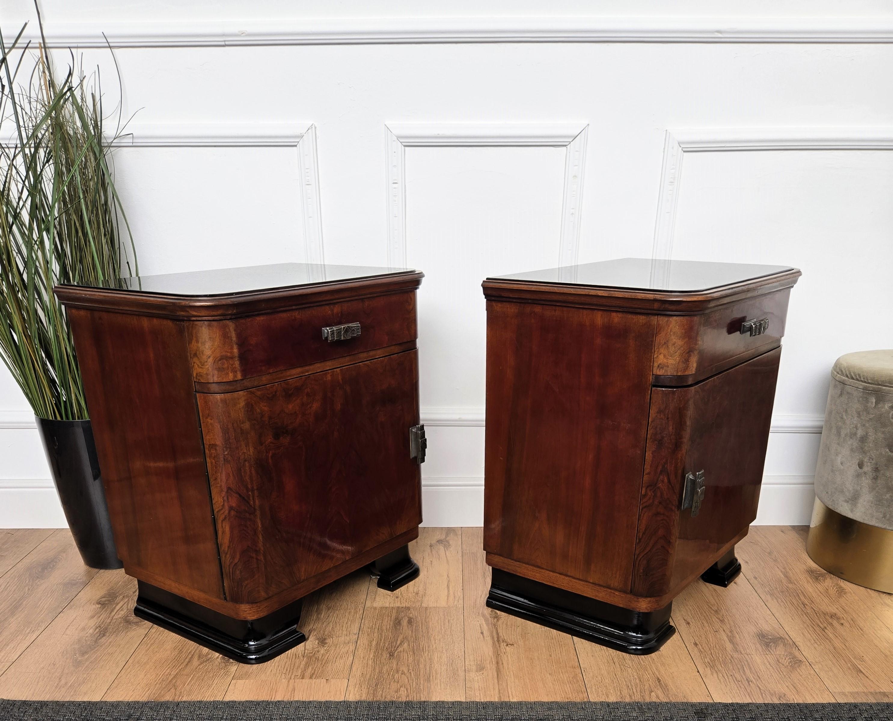 Paire de tables de chevet italiennes Art Déco en ronce de noyer en vente 1